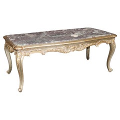 Mesa de centro de estilo Luis XV francés, con tapa de mármol y estructura de plata dorada, de alrededor de los años 60