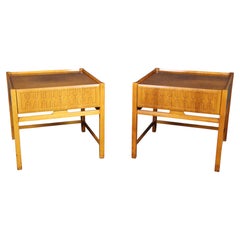 Ein Paar geschnitzte Beistelltische im Mid-Century-Modern-Stil von Edmund Spence, um 1960