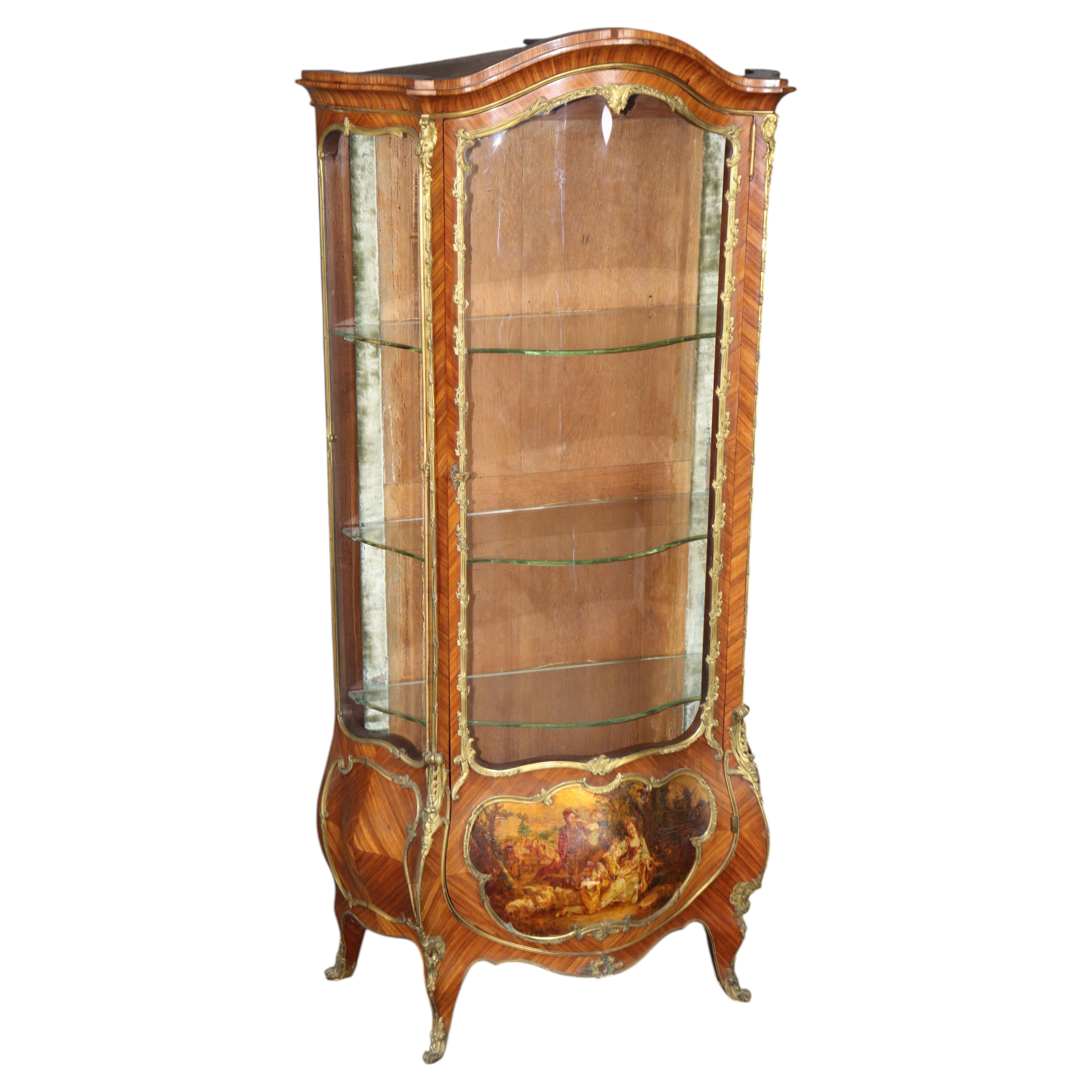 Vitrina «Vernis Martin» de estilo Luis XV francés con herrajes de bronce, de Louis Majorelle en venta