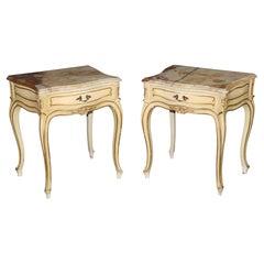 Paire de tables de chevet françaises de style Louis XV, partiellement dorées, avec plateau en onyx, vers les années 1950