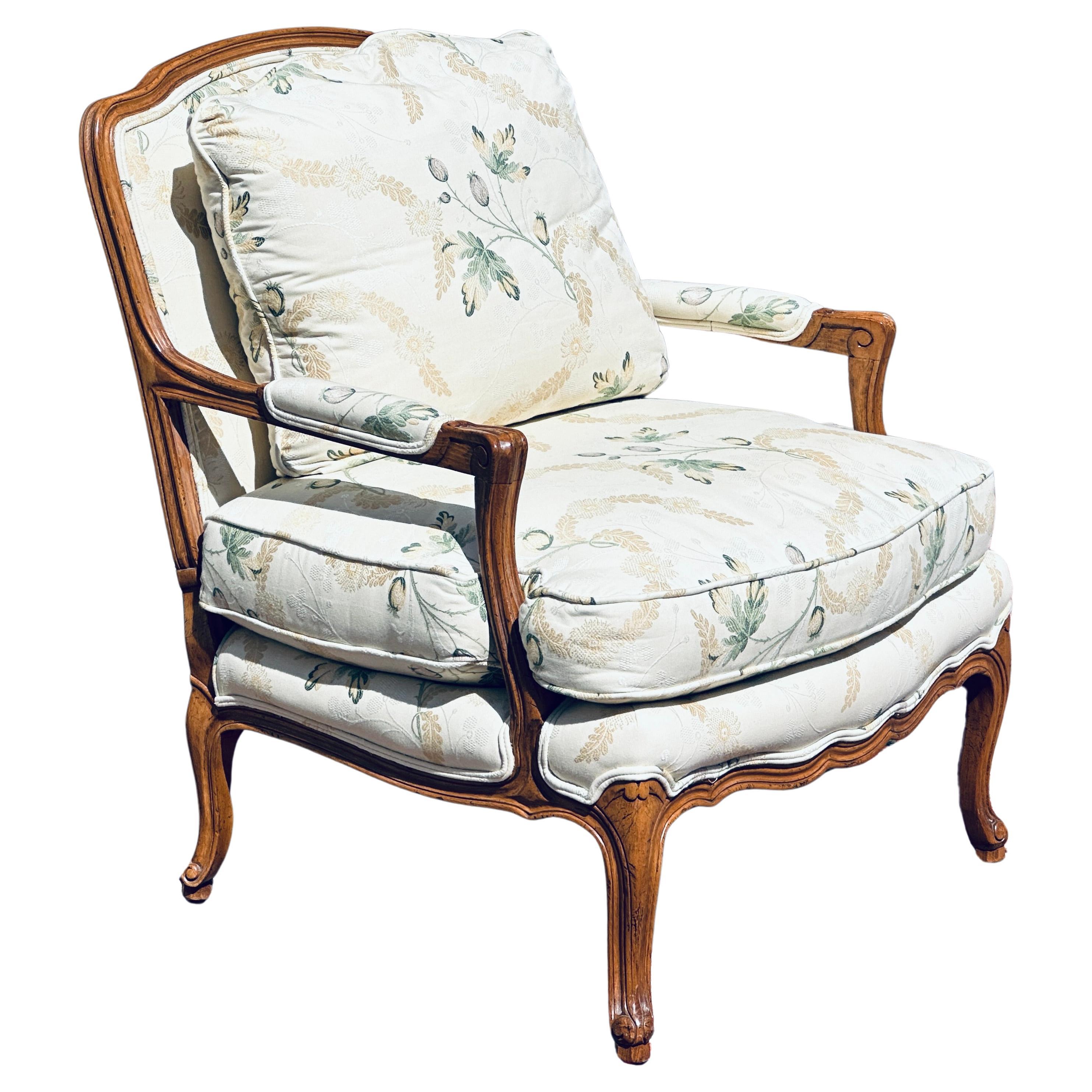 Baker Furniture Co. Chaise Bergere à accoudoirs ouverts, de style français, sculptée et florale