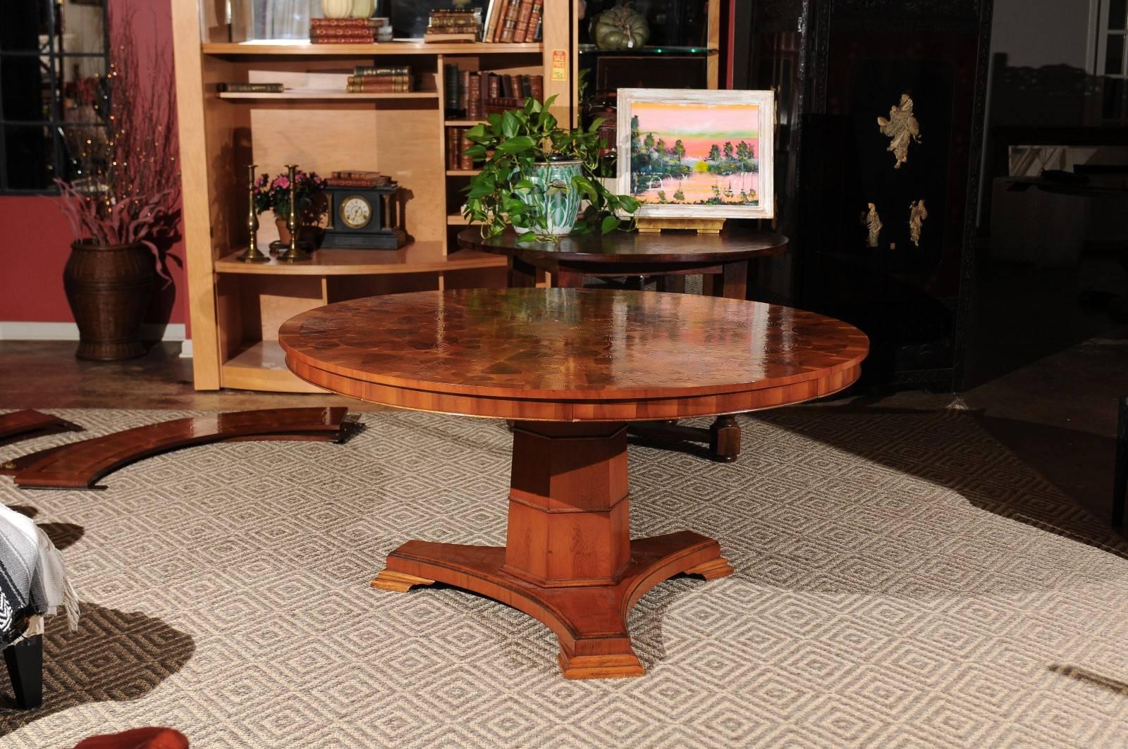 Regency Style Yew Wood Round Dining Table In Excellent Condition In Chamblee, GA