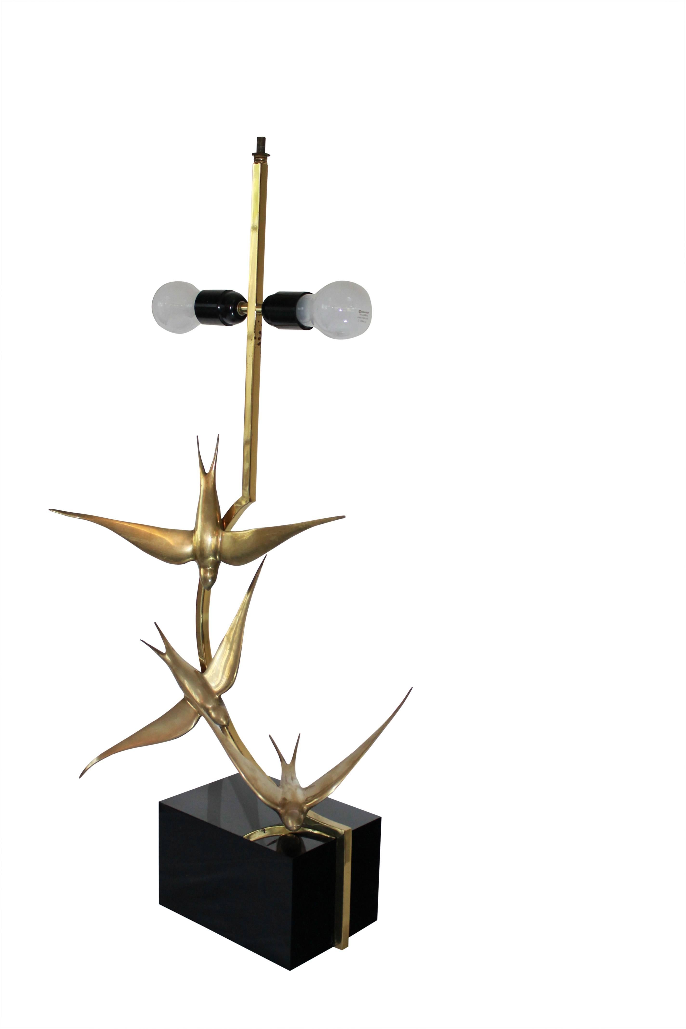 Mid-Century Modern Unusual, Italian Brass Table Lamp with Sculpted Bird Forms For Sale