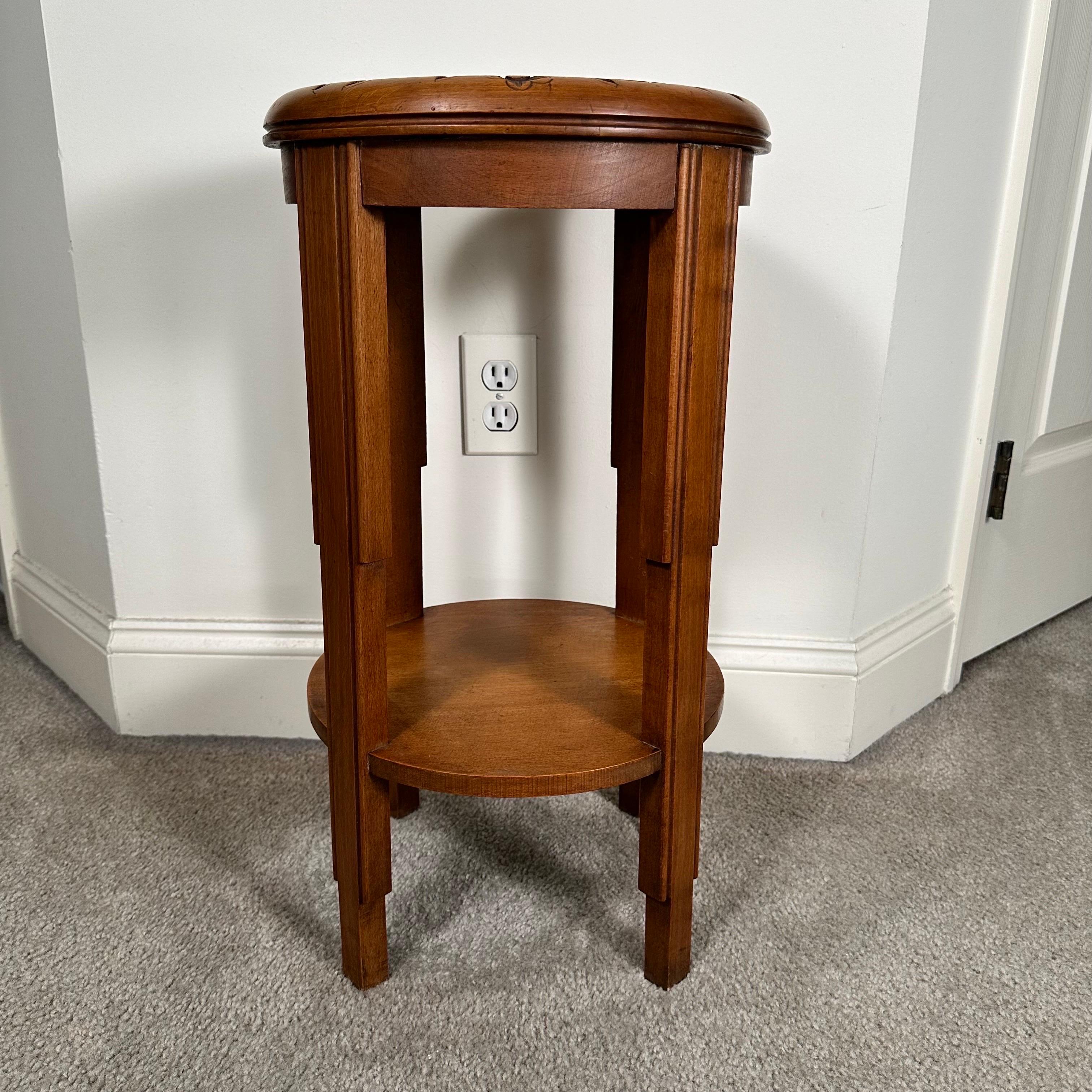 Début du 20ème siècle Table Art déco ronde avec marbre rouge foncé et fleurs sculptées à la main en vente