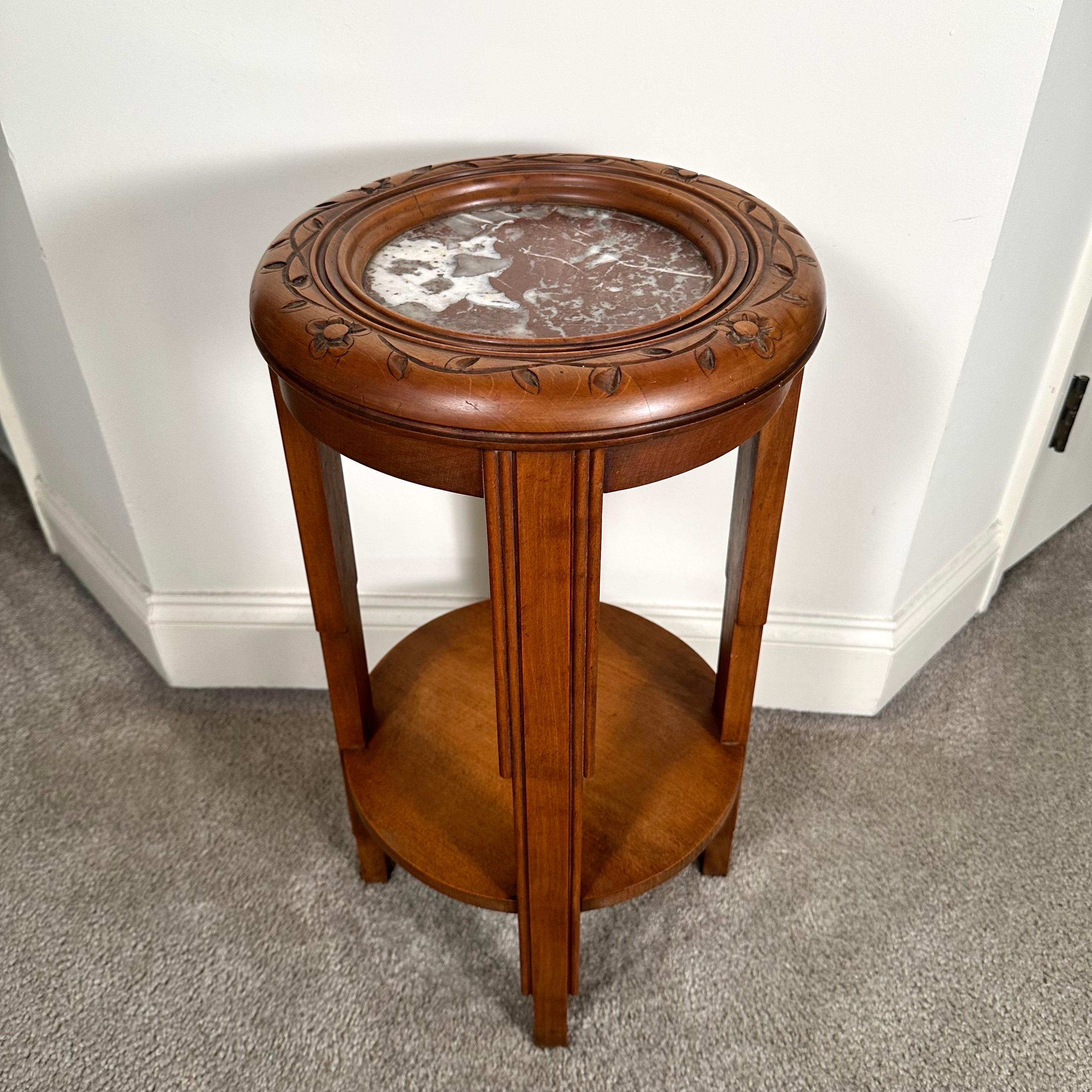 Français Table Art déco ronde avec marbre rouge foncé et fleurs sculptées à la main en vente