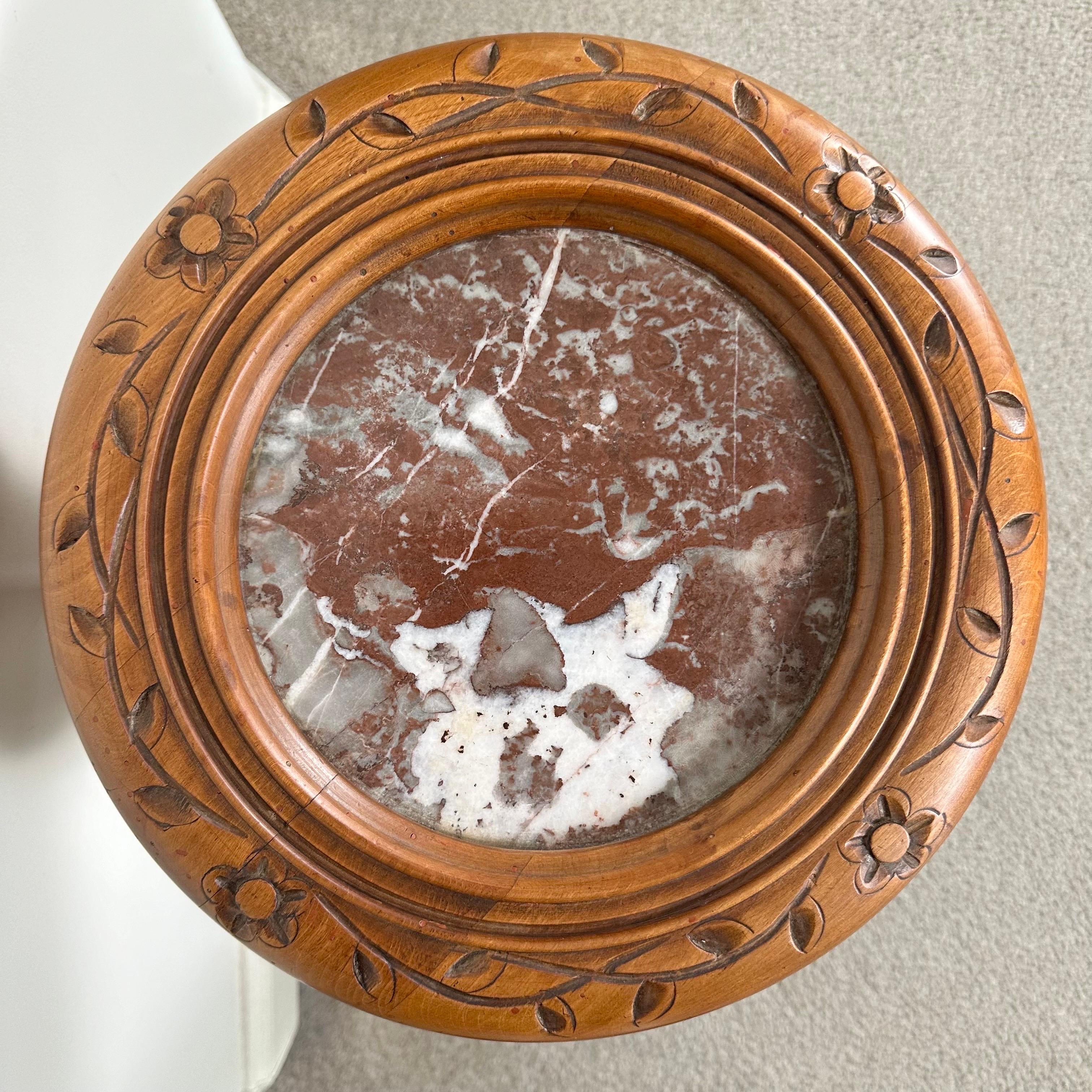 Table Art déco ronde avec marbre rouge foncé et fleurs sculptées à la main en vente 2