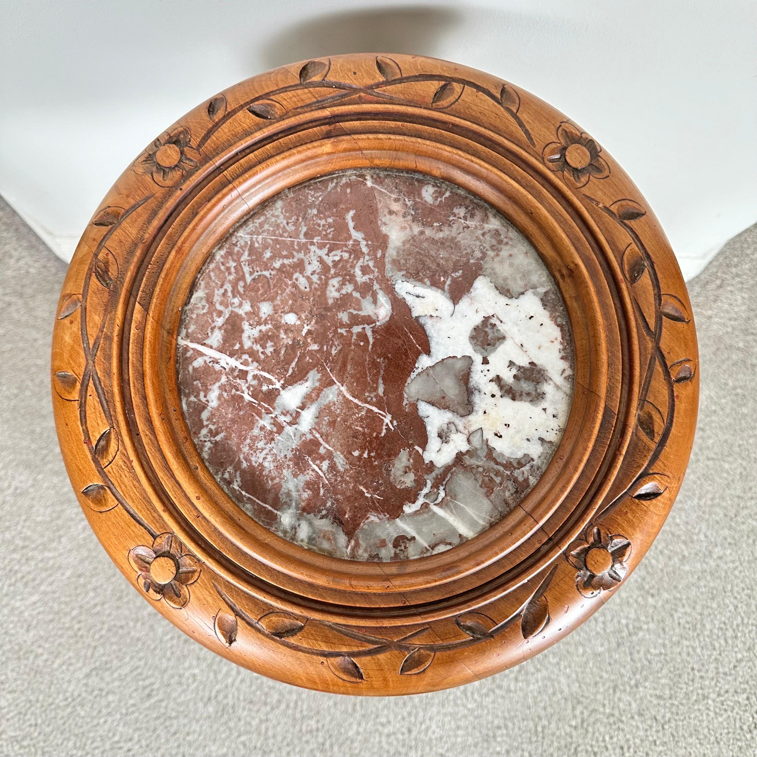 Table Art déco ronde avec marbre rouge foncé et fleurs sculptées à la main en vente 3