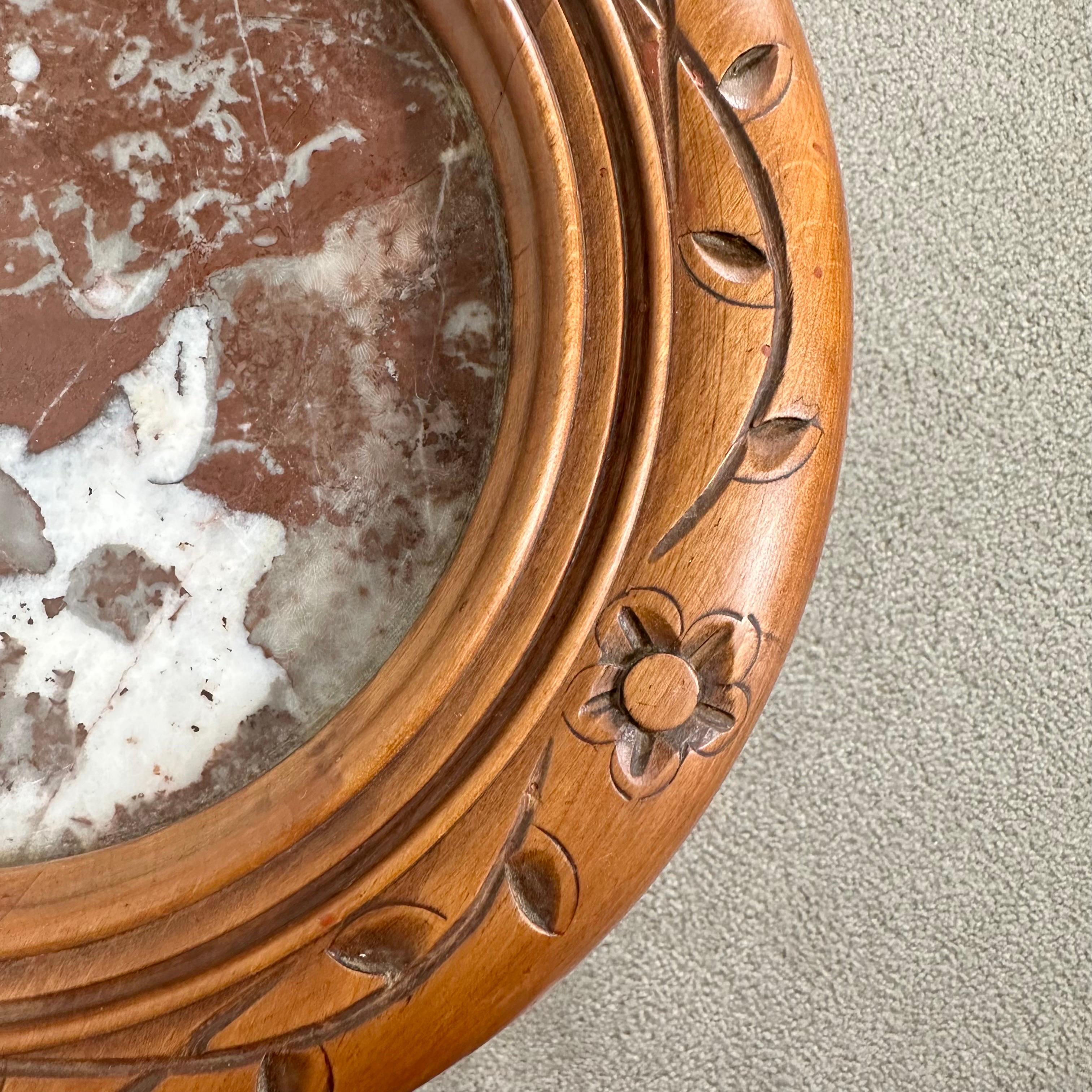 Table Art déco ronde avec marbre rouge foncé et fleurs sculptées à la main en vente 4