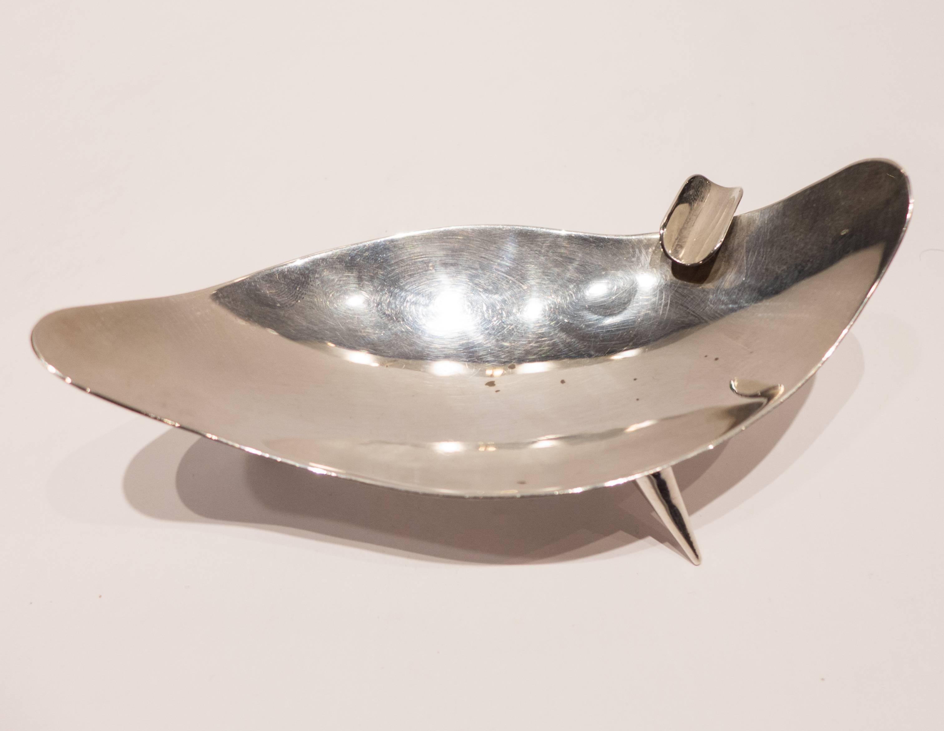 Handmade, free-form-shaped .925 sterling silver ashtray with swooping curves, atop three conical feet. By Mexican silversmith Juventino Lopez Reyers, circa 1960. A well-made, nicely sculpturally abstract composition by a noted Mexican artisan who