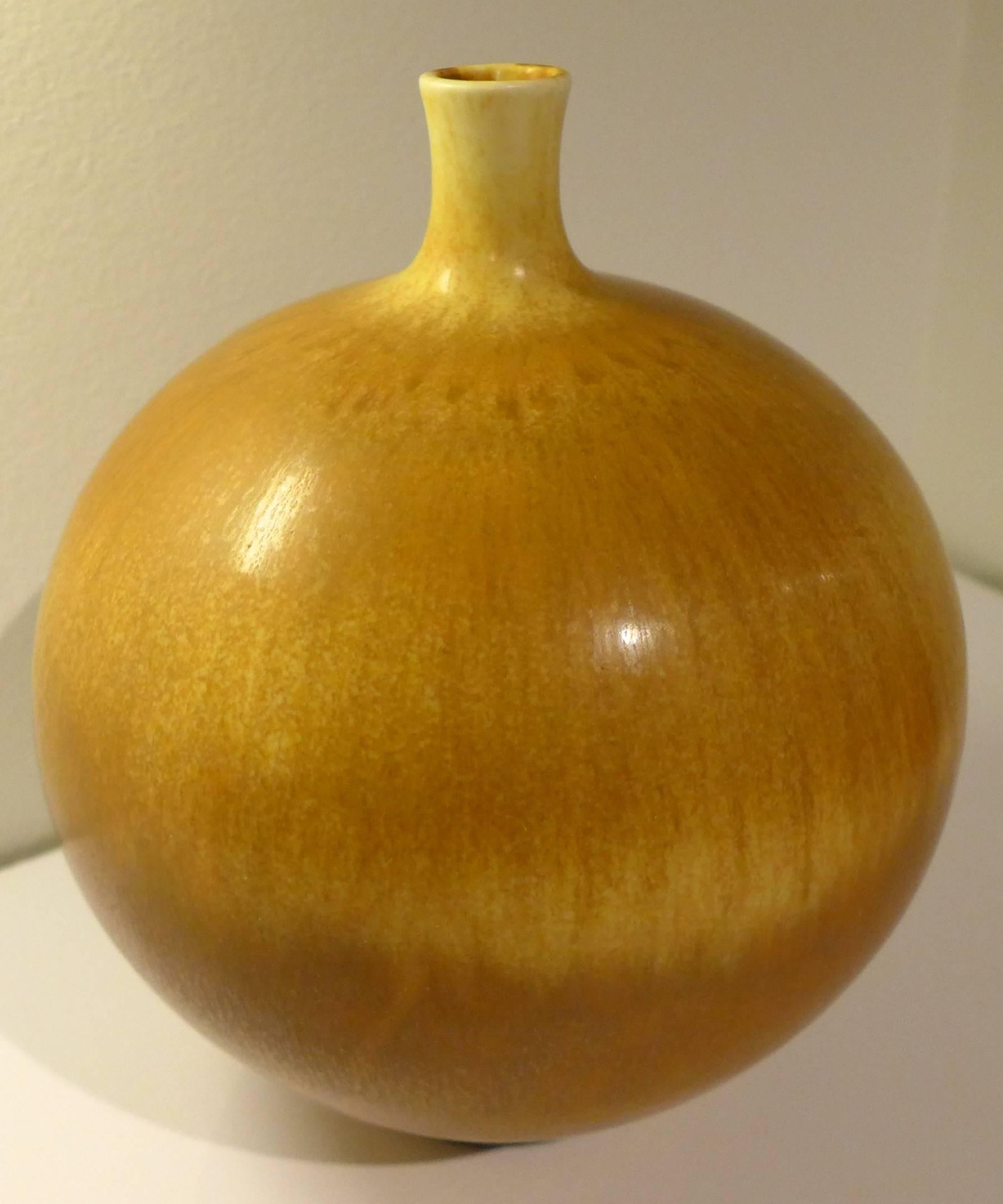 Hand-thrown studio vase with spherical footed body and tapering neck. With a brown/yellow multi-chromatic matte hares fur glaze. By eminent Swedish ceramist Berndt Friberg, made at Gustavsberg in 1971. In excellent condition, with full incised marks.
