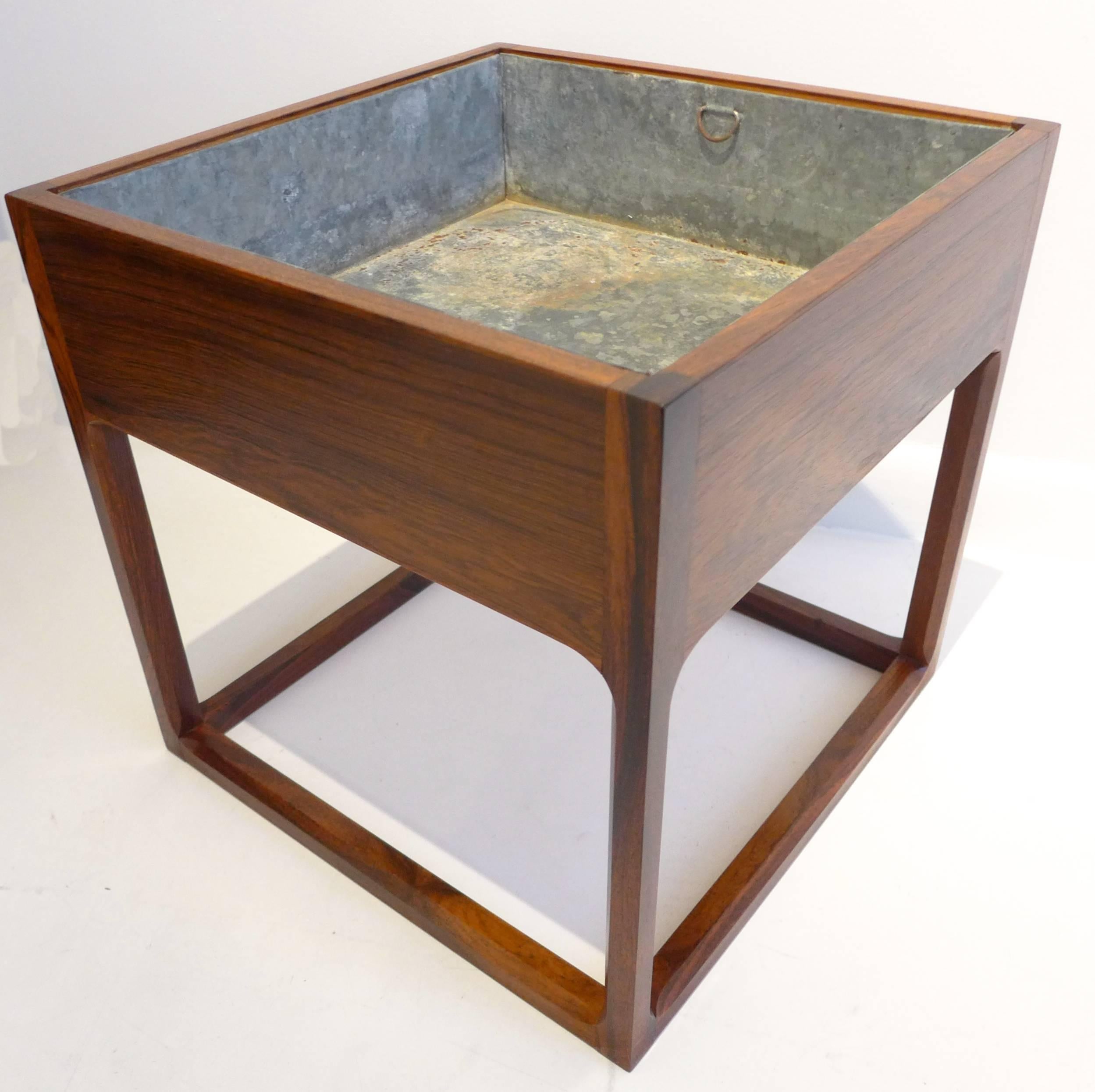 Cubic planter with chamfered legs, highly figured rosewood veneer, and removable metal liner, by Danish designer Aksel Kjersgaard. Made by Feldballes Mobelfabrik, 1960s.