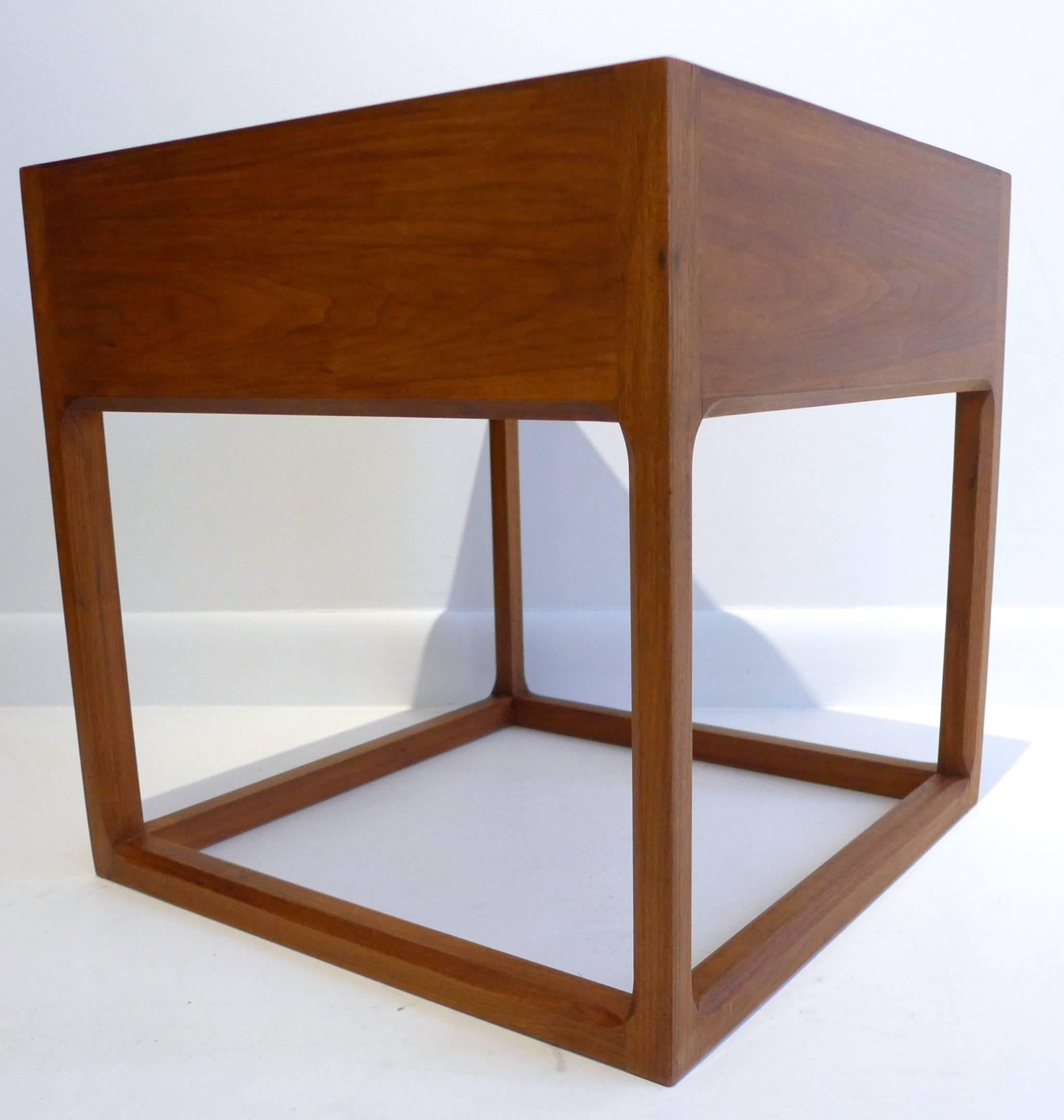 Cubic planter with chamfered legs, teak veneer and removable metal liner. Designed by Aksel Kjersgaard and made in Denmark by Feldballes Mobelfabrik, circa 1960s.