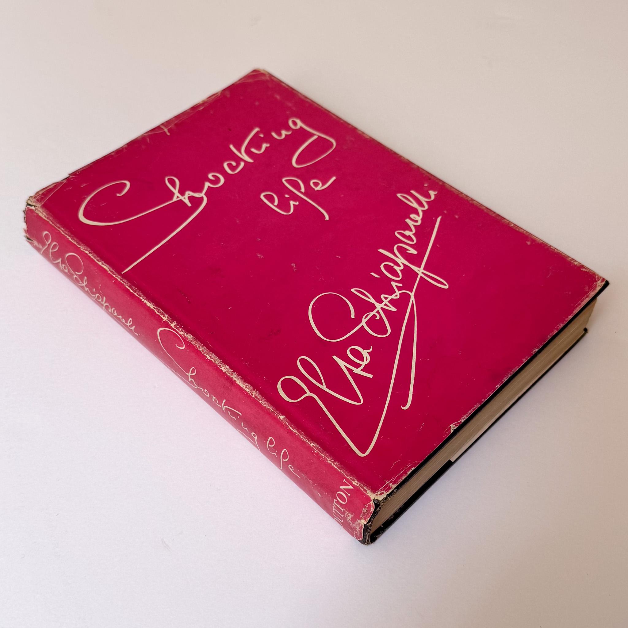 Première édition (mentionnée) de l'autobiographie de la créatrice de mode italienne/parisienne Elsa Schiaparelli, publiée en 1954 par E.P. Dutton & Co. Selon la jaquette, Schiaparelli 