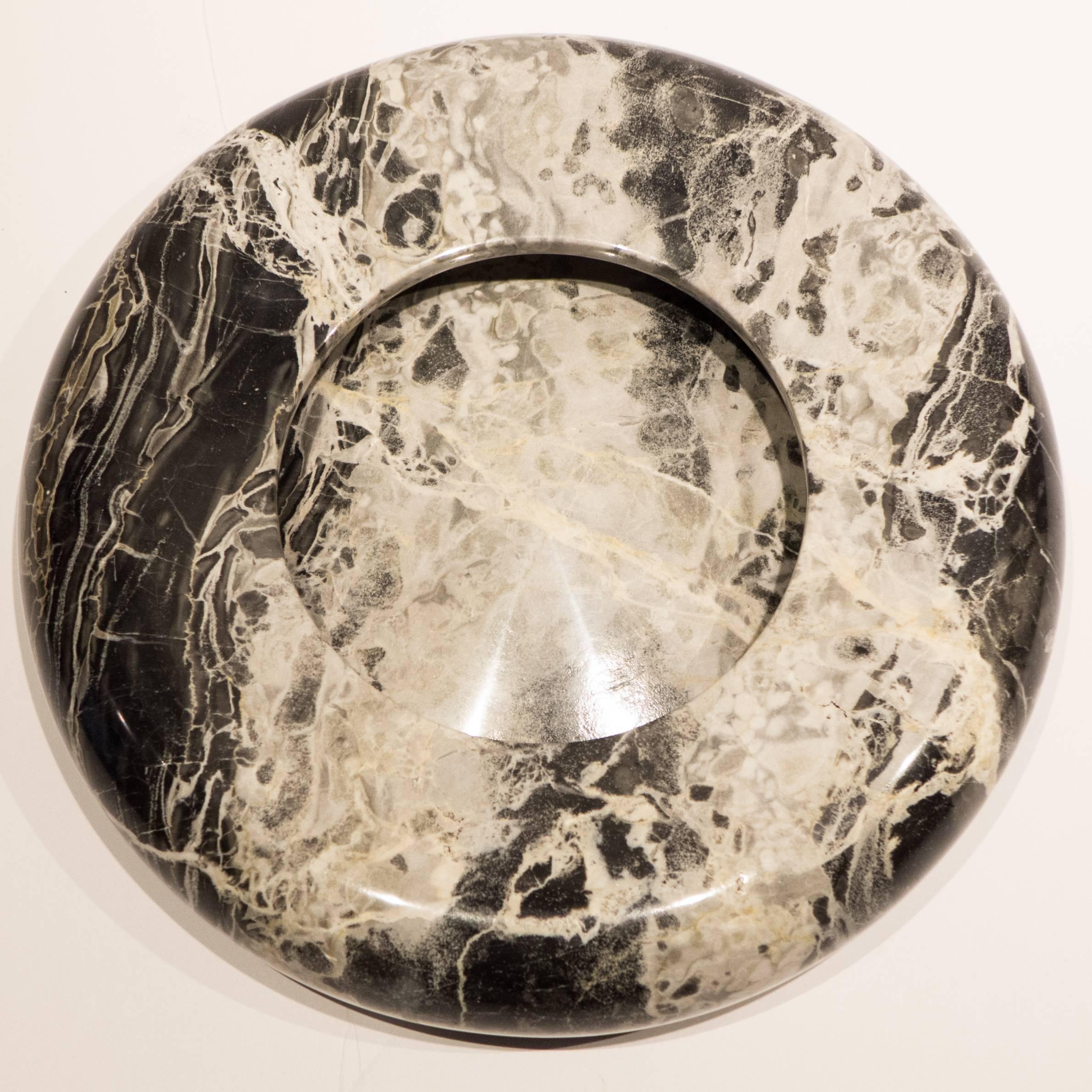 Round marble centrepiece bowl of highly figured, polished Carrara marble. Designed by Sergio Asti and produced by Up & Up, Italy, for Atelier International, circa 1970s. Part of a collection of Up & Up marble vessels from a Long Island, NY,