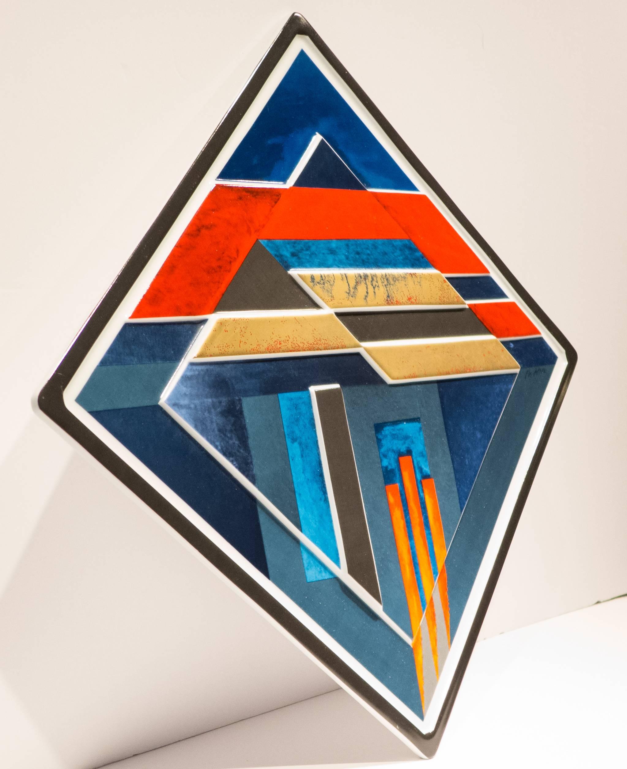 Porcelain plaque for the Jahresteller series, by German abstract painter, sculptor, and graphic artist Otto Herbert Hajek. Produced by Rosenthal Studio Line in 1980 in a limited edition of 3,000 of which this is number 1918. The Jahresteller series