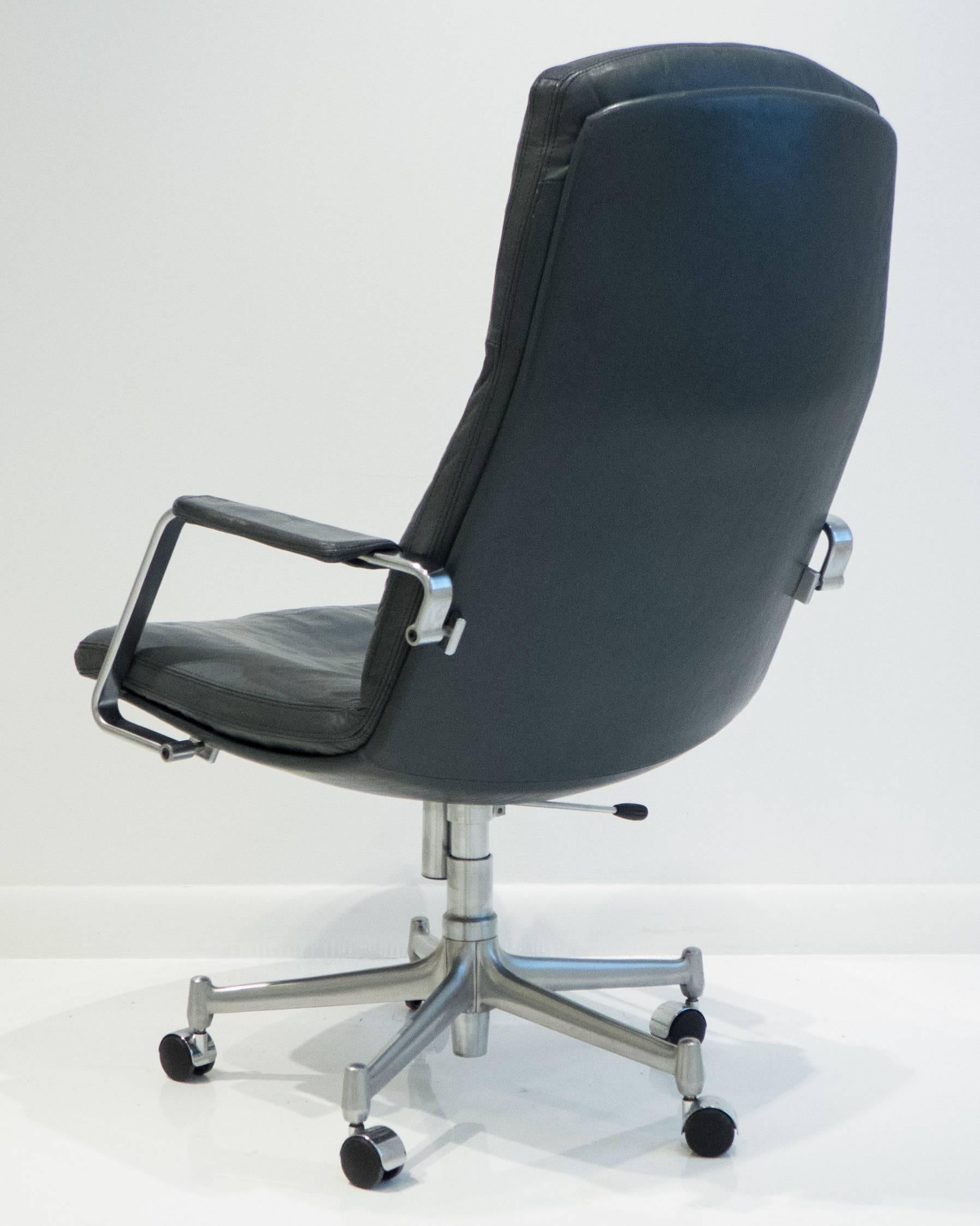 Fauteuil FK-86 en acier chromé avec base à cinq points en fonte d'aluminium avec roulettes. Cuir gris d'origine sur coussin et cadre en fibre de verre. Conçu par Preben Fabricius et Jorgen Kastholm, et fabriqué par Kill International, vers les