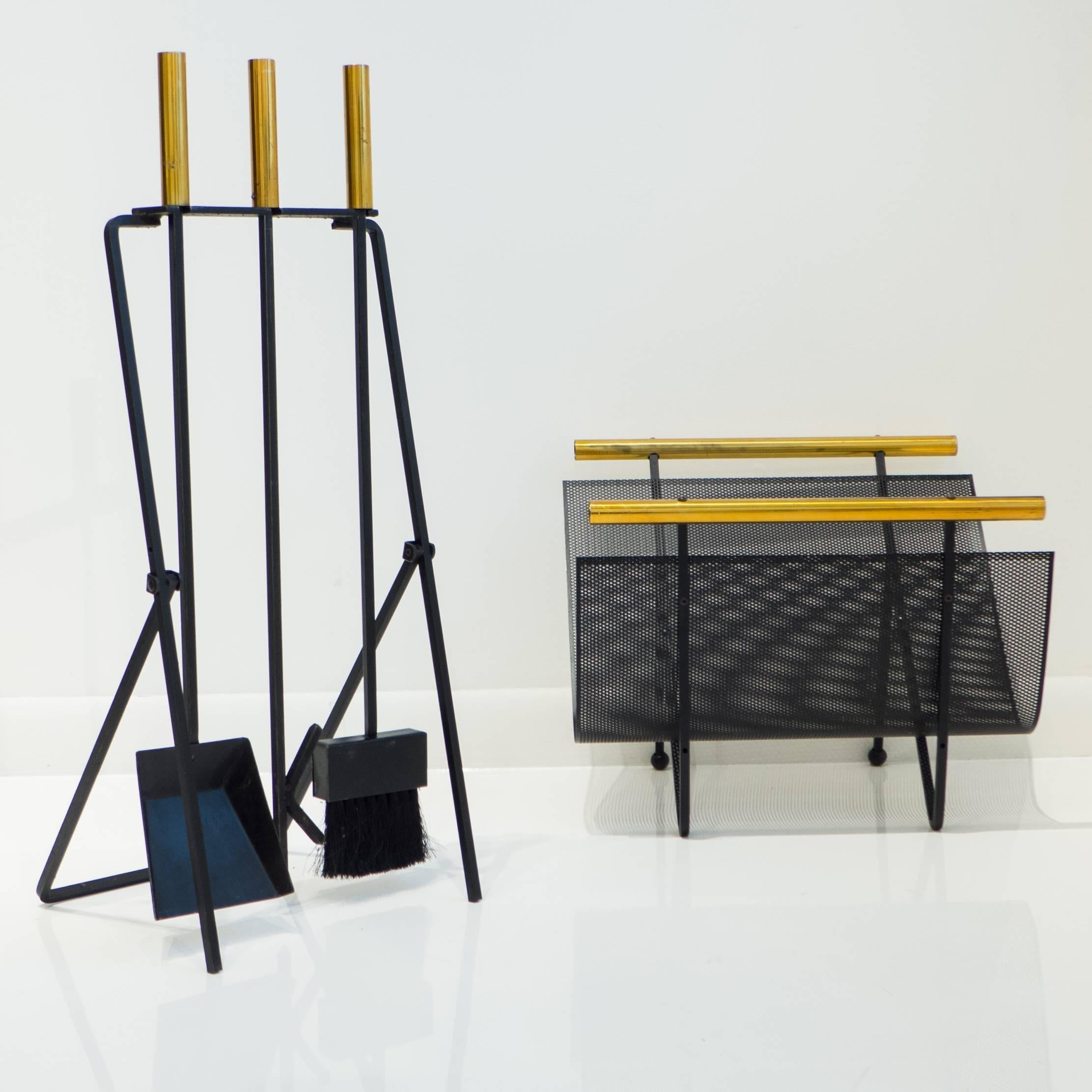 Stylish Mid-Century Modern fireplace set of wrought iron, brass, and steel mesh. Designed by Gene Tepper for Smith Tepper Sundberg, circa 1955. Includes a folding stand, three fireplace tools (shovel, poker, and brush), and a log