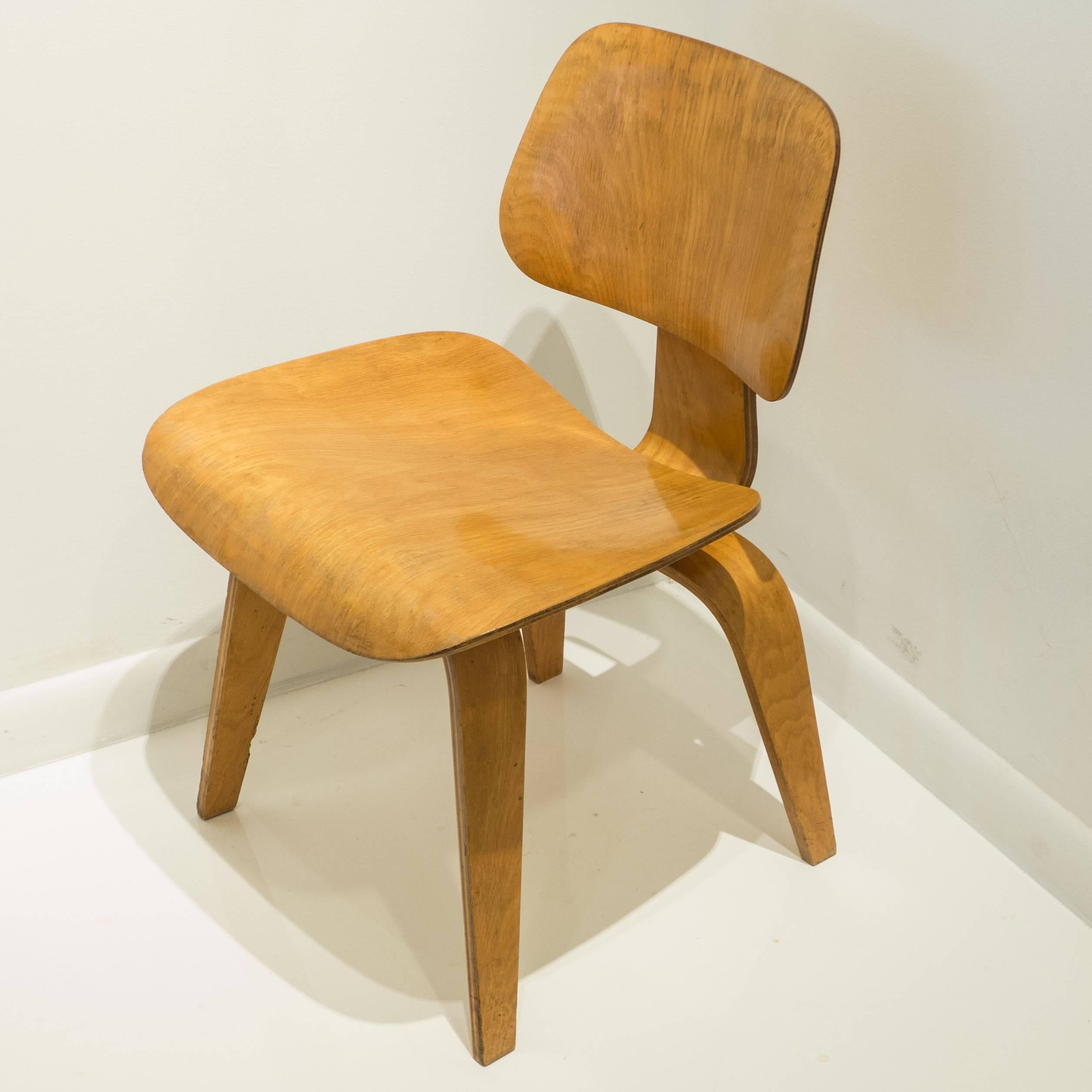 Iconic DCW in birch plywood, designed by Charles and Ray Eames in 1945 and produced by the molded plywood division of Evans Products. Early label the second in the chronology dates the production to c. 1946-7. With all original elements also pointed