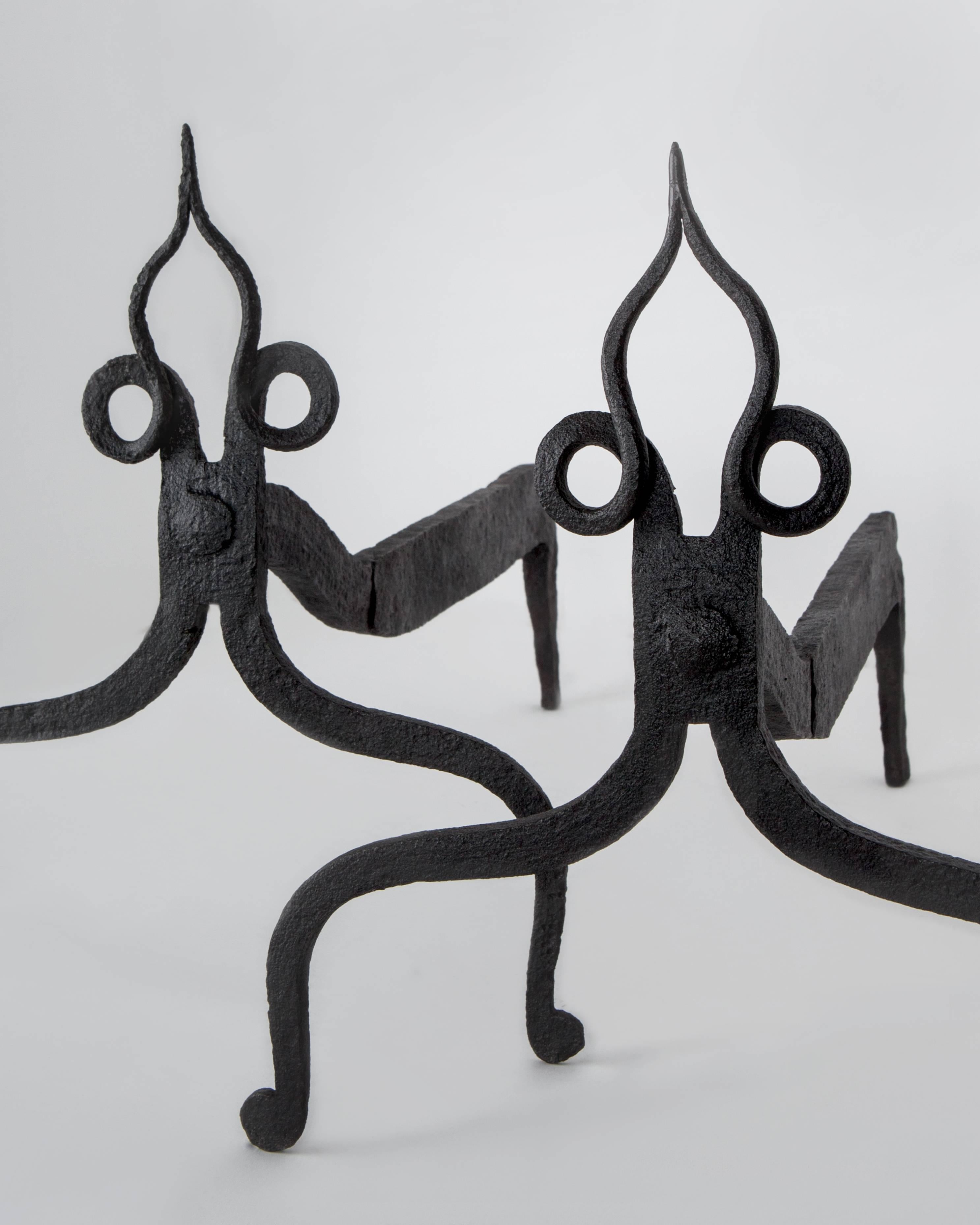 AFP0525
A pair of antique blackened wrought iron andirons with delicate spade shaped finials. Circa 1920s.

Dimensions:
Overall: 11-1/2