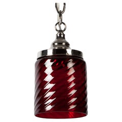  Lampe à suspension en nickel avec cylindre en verre rouge soufflé à la main à motifs tourbillonnants, vers 1900