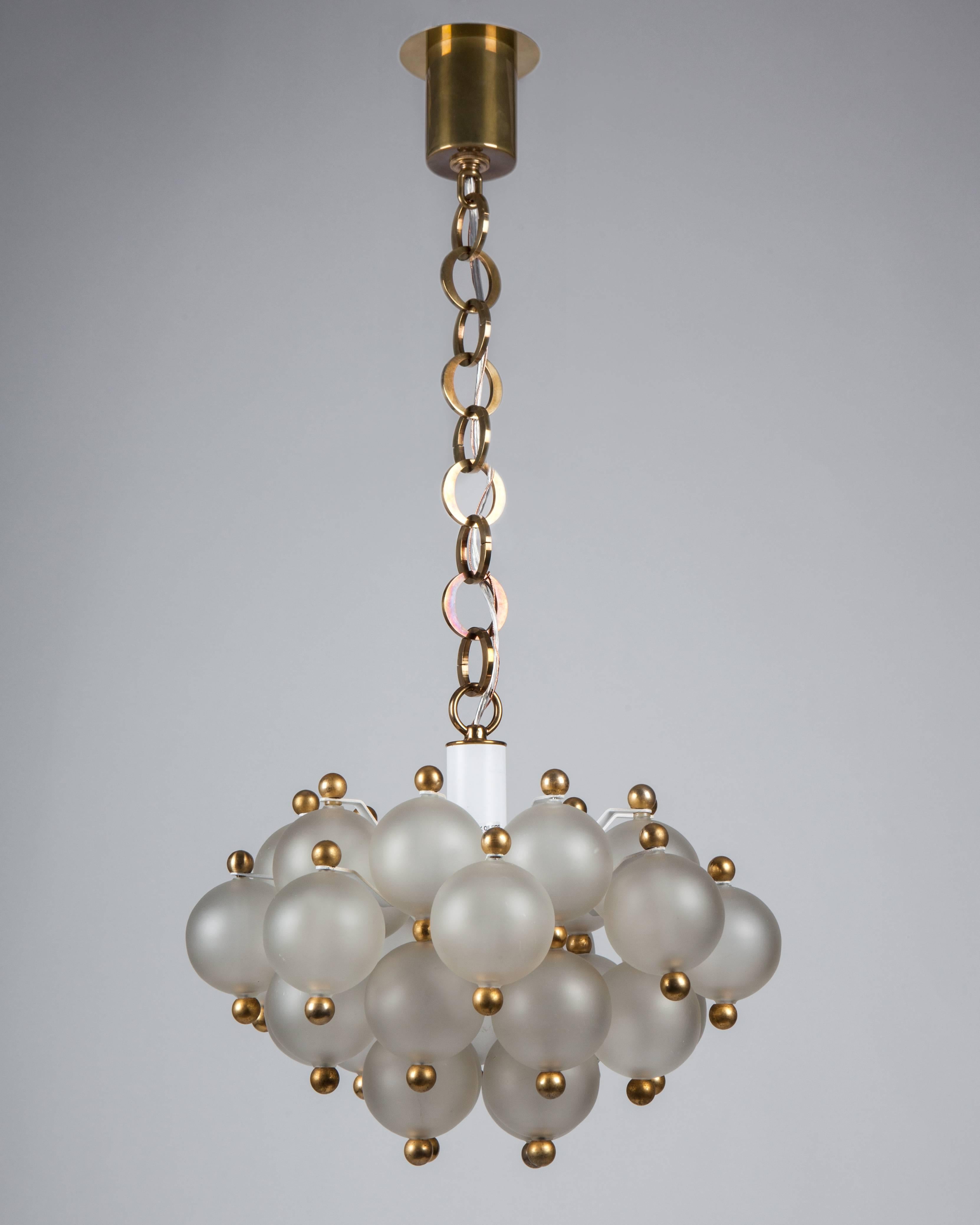 AHL3999
A vintage mid century modern pendant with frosted glass spheres on aged brass and white lacquer metalwork. Attributed to the Italian Murano glass maker Seguso. Due to the antique nature of this fixture, there may be some nicks or