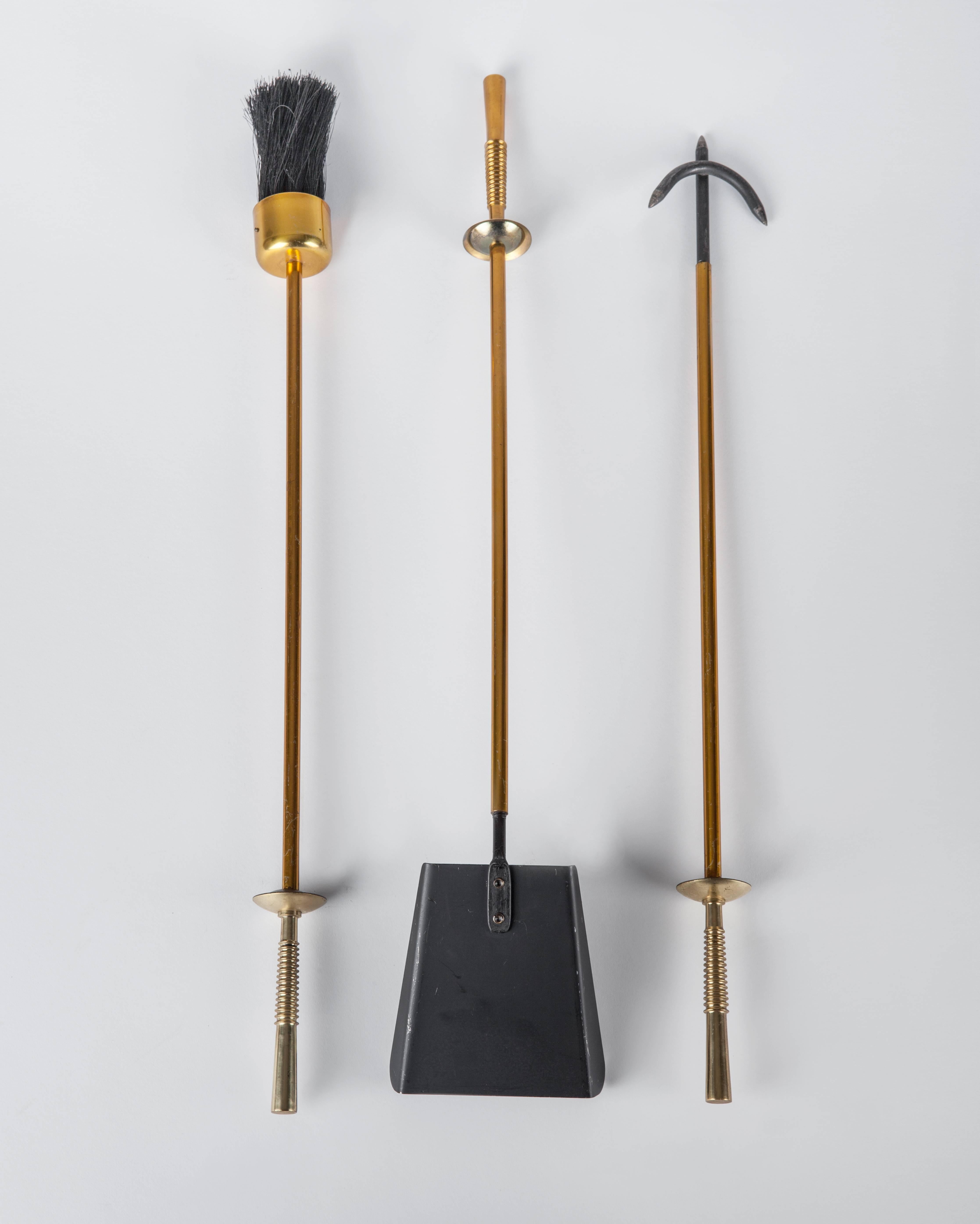 AFP0527,
a set of three modern fireplace tools (poker, shovel, and brush) with matching holder in brass and blackened steel.

Dimensions:
Overall: 27