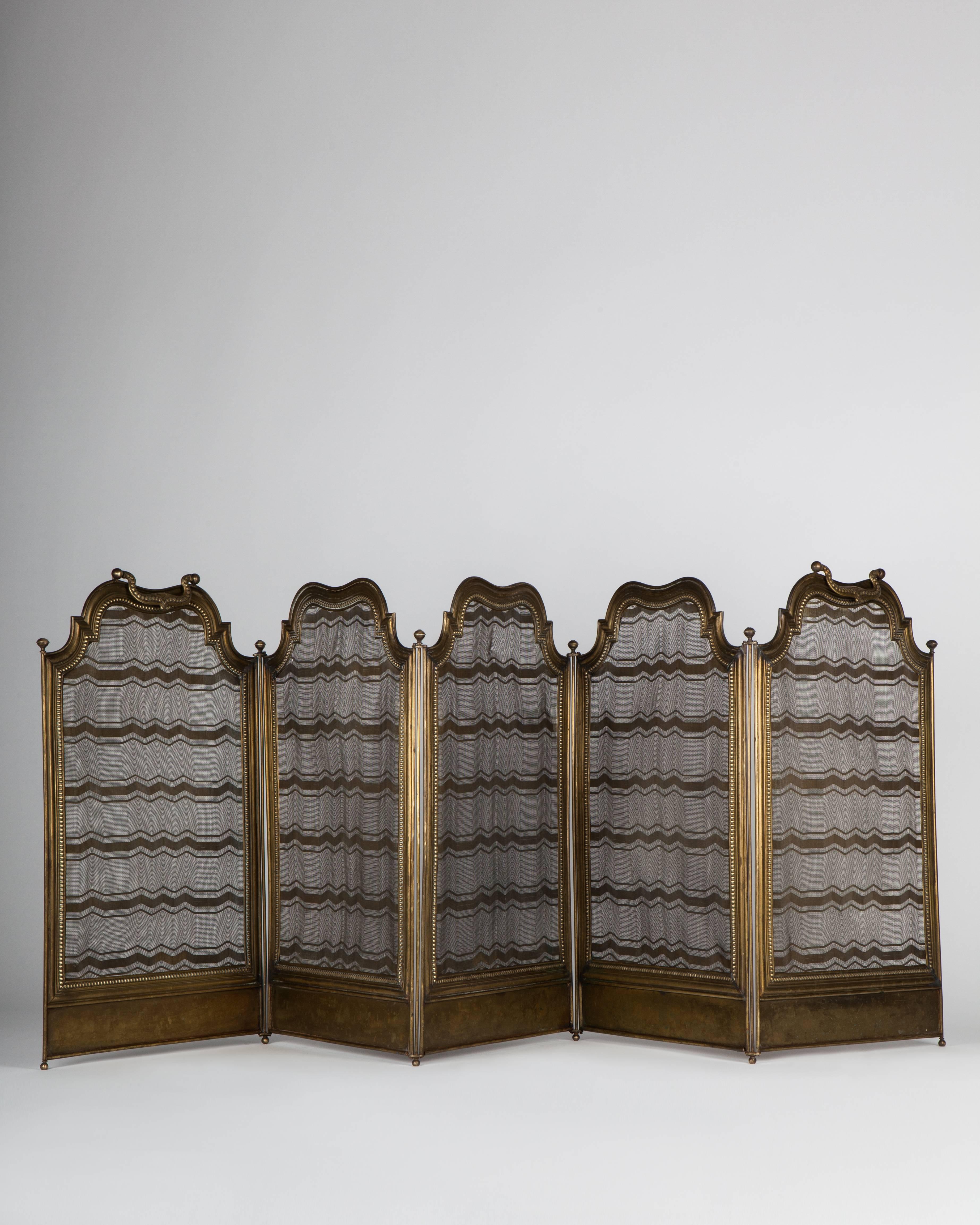 AFP0536
A vintage five-panel, brass folding fire screen in its original age darkened patina, having horizontal wave-like bands of brass mesh set in frames with beaded details.

Dimensions:
Overall (extended): 23