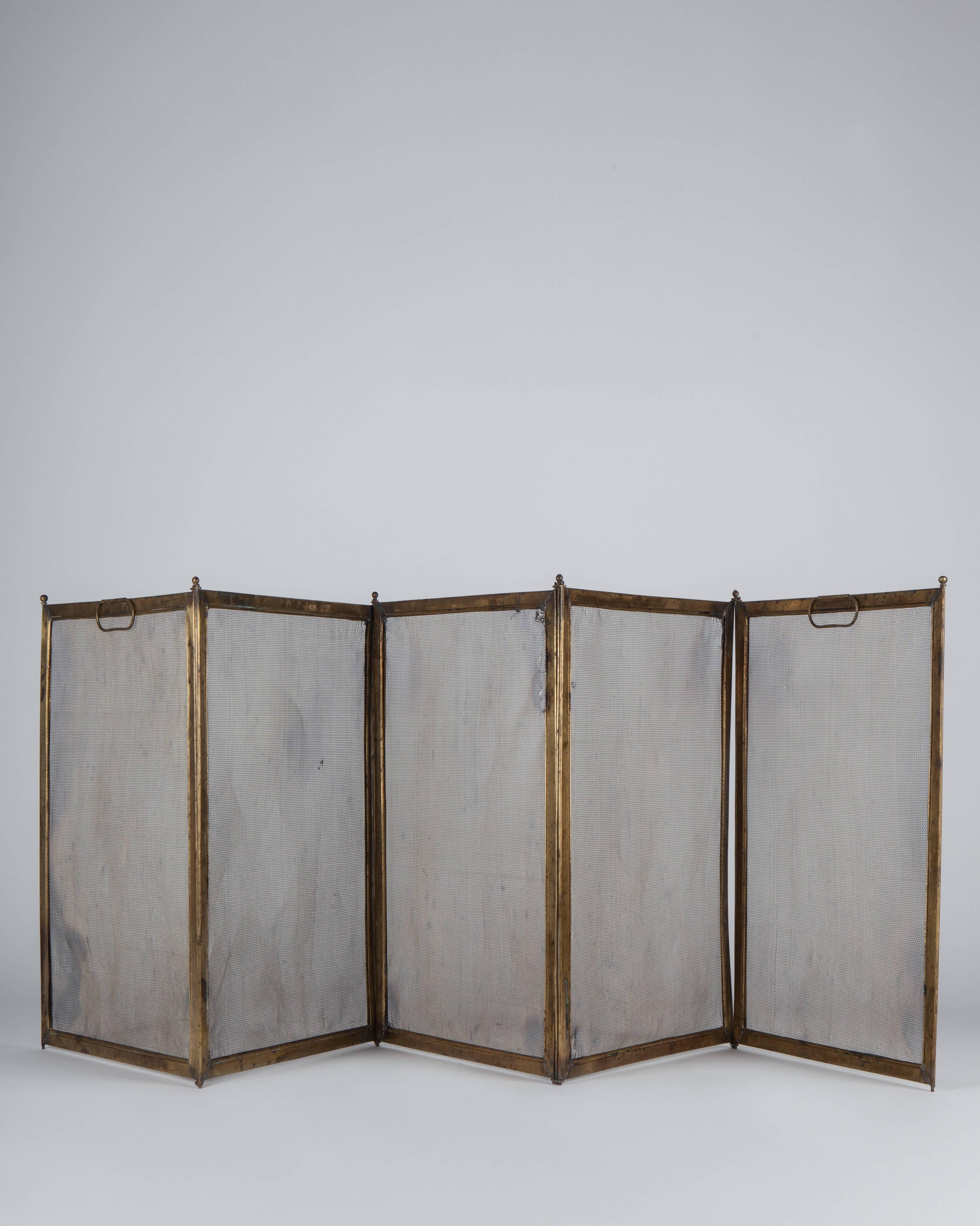 AFP0532
An antique five panel folding fire screen with brass framing and woven mesh panels.

Dimensions:
Overall (extended): 20-3/4