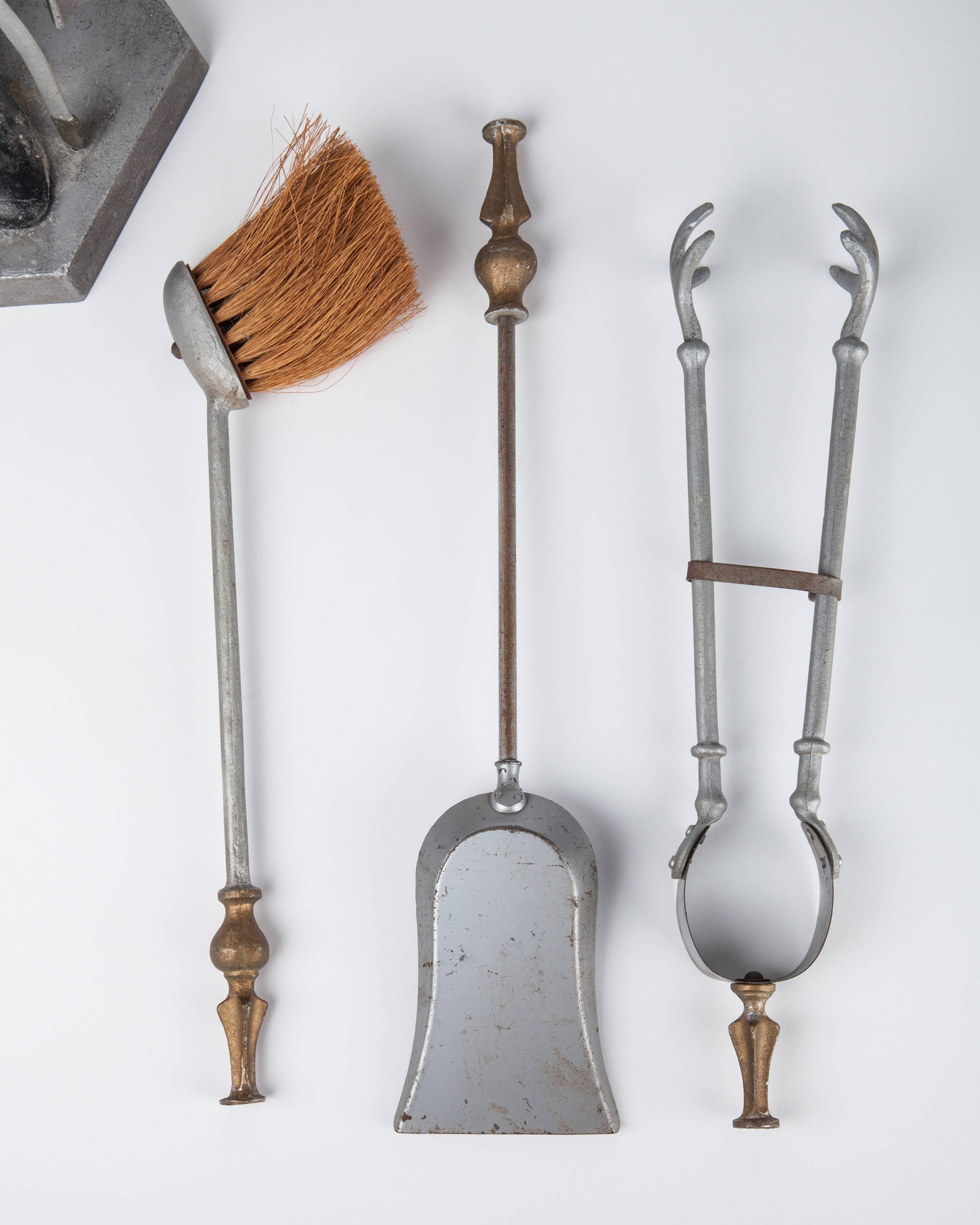 Ensemble d'outils de cheminée avec support en métal en forme de Sentry sur pied, vers 1950 Bon état - En vente à New York, NY