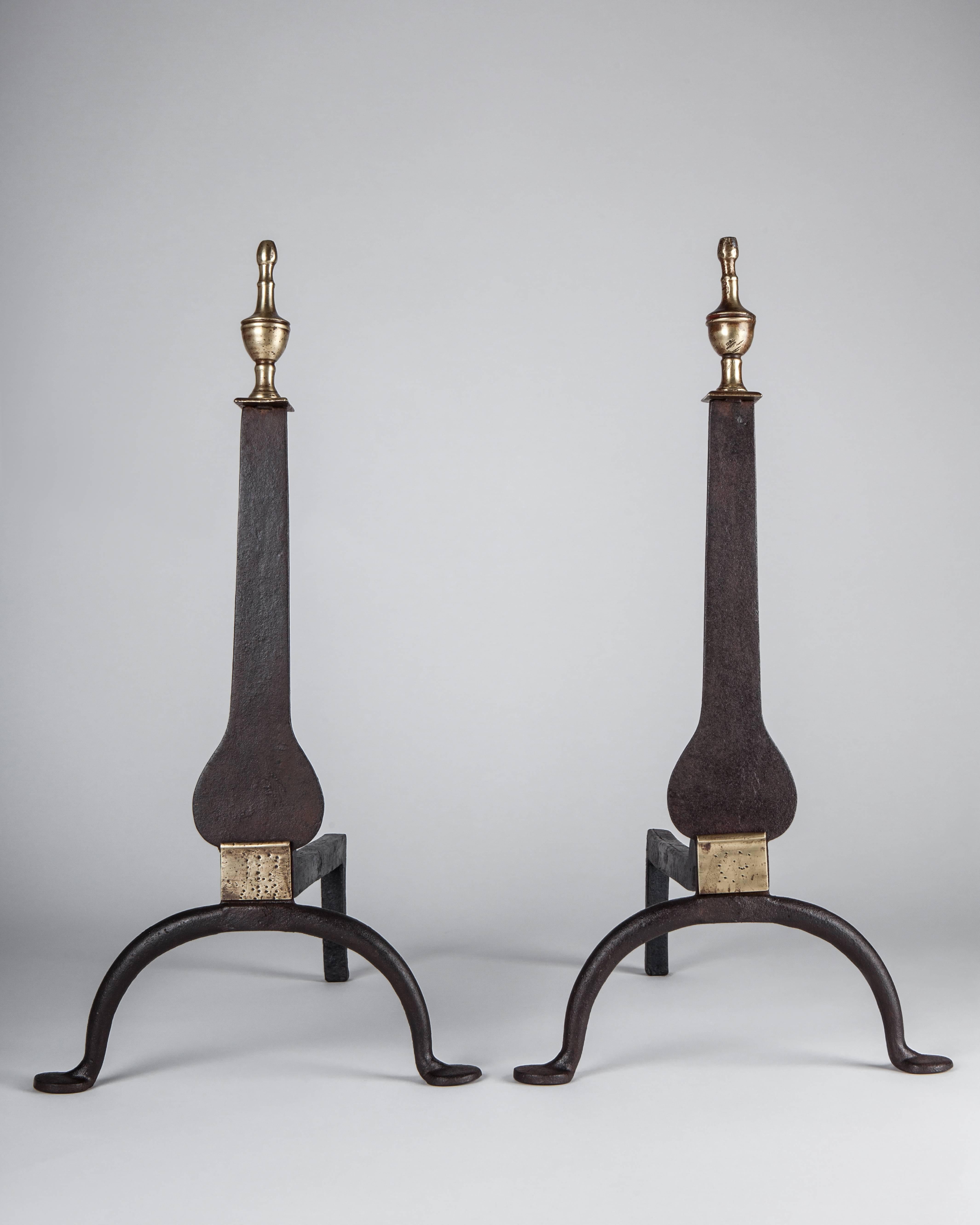AFP0539
A pair of antique 18th century style wrought iron andirons with full round brass details atop knife blade bodies, circa 1900s.

Dimensions:
Overall: 22