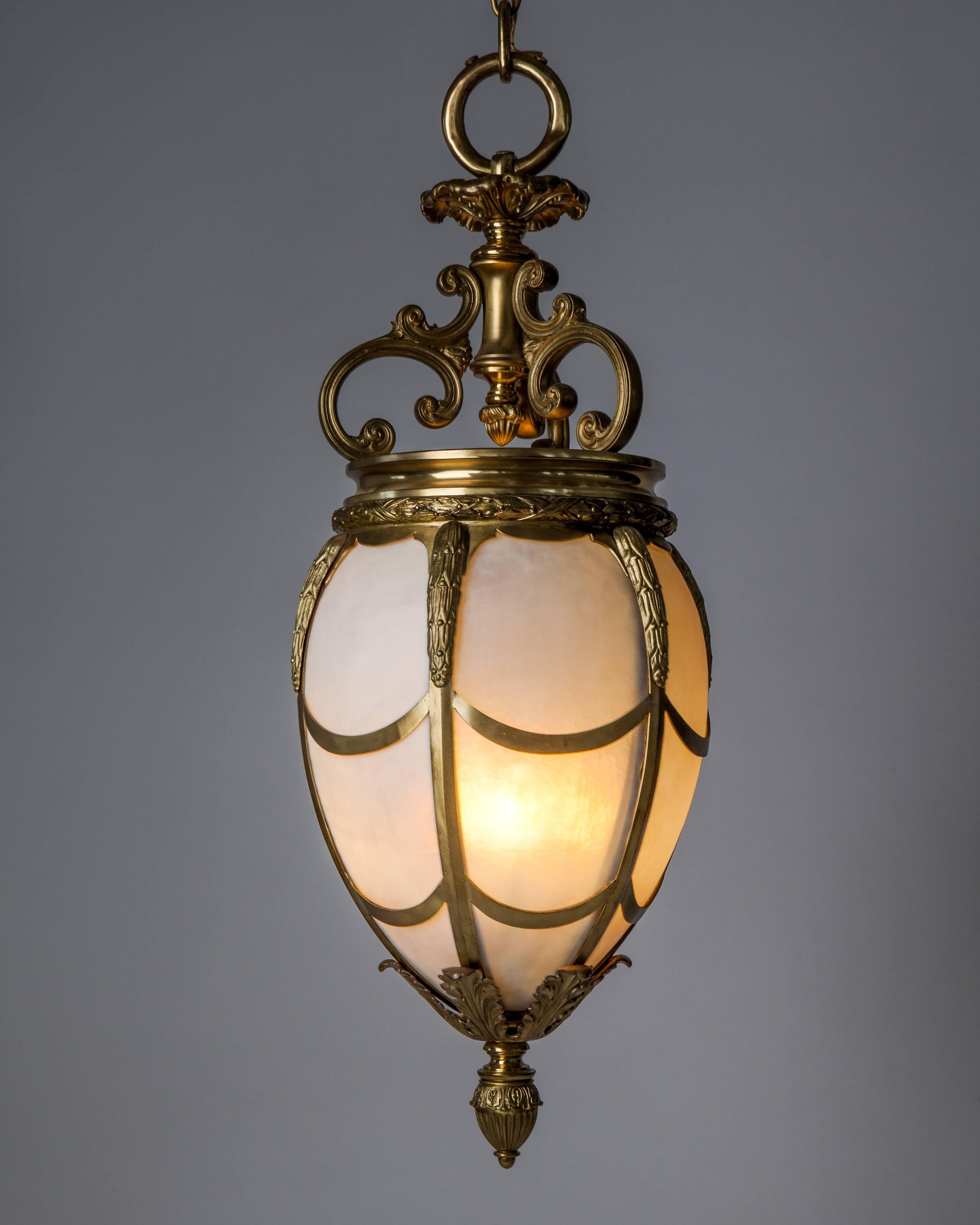 Édouardien Lampe à suspension ovale en bronze doré avec panneaux en verre opalin dépoli incurvés, vers 1890 en vente