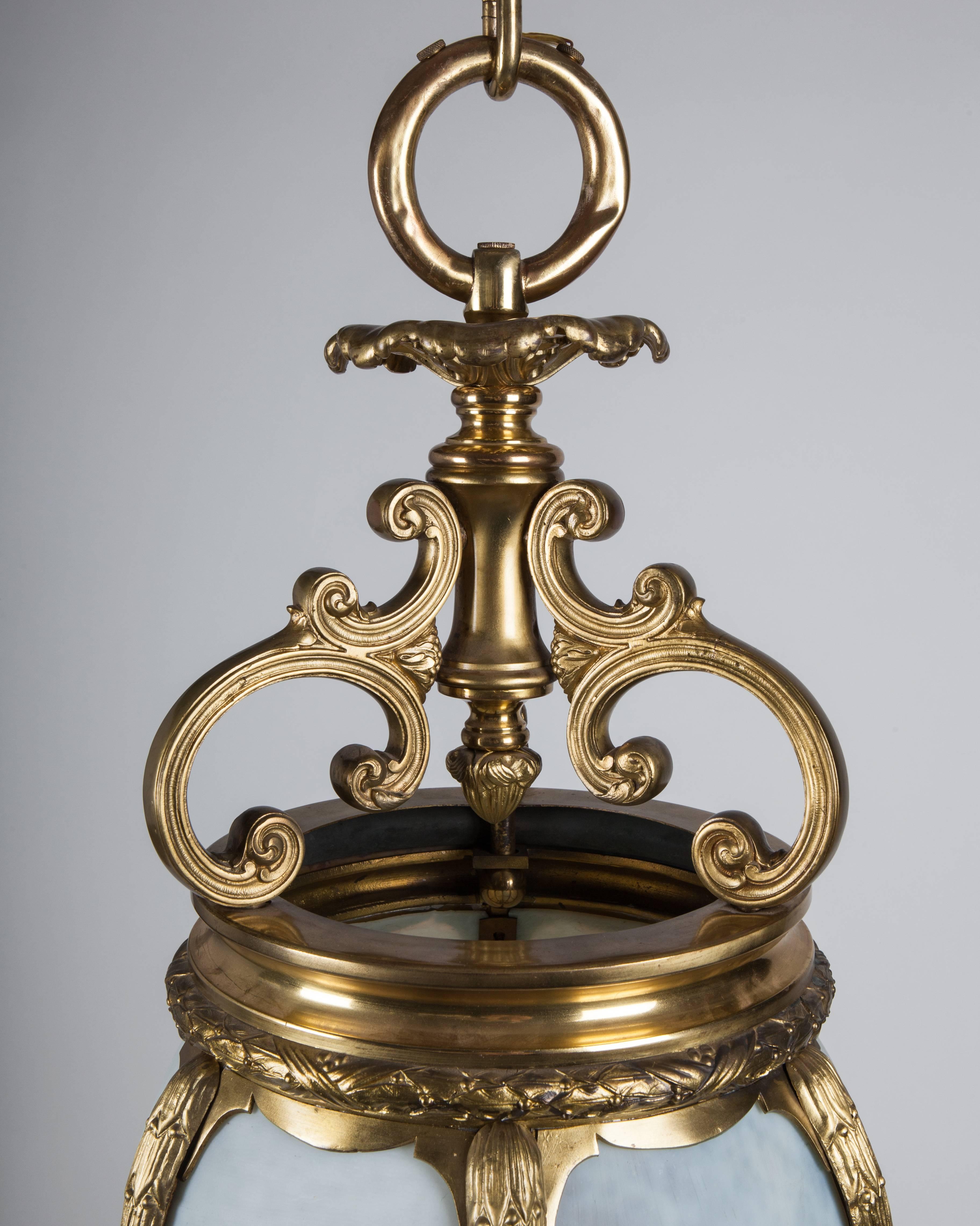 Américain Lampe à suspension ovale en bronze doré avec panneaux en verre opalin dépoli incurvés, vers 1890 en vente