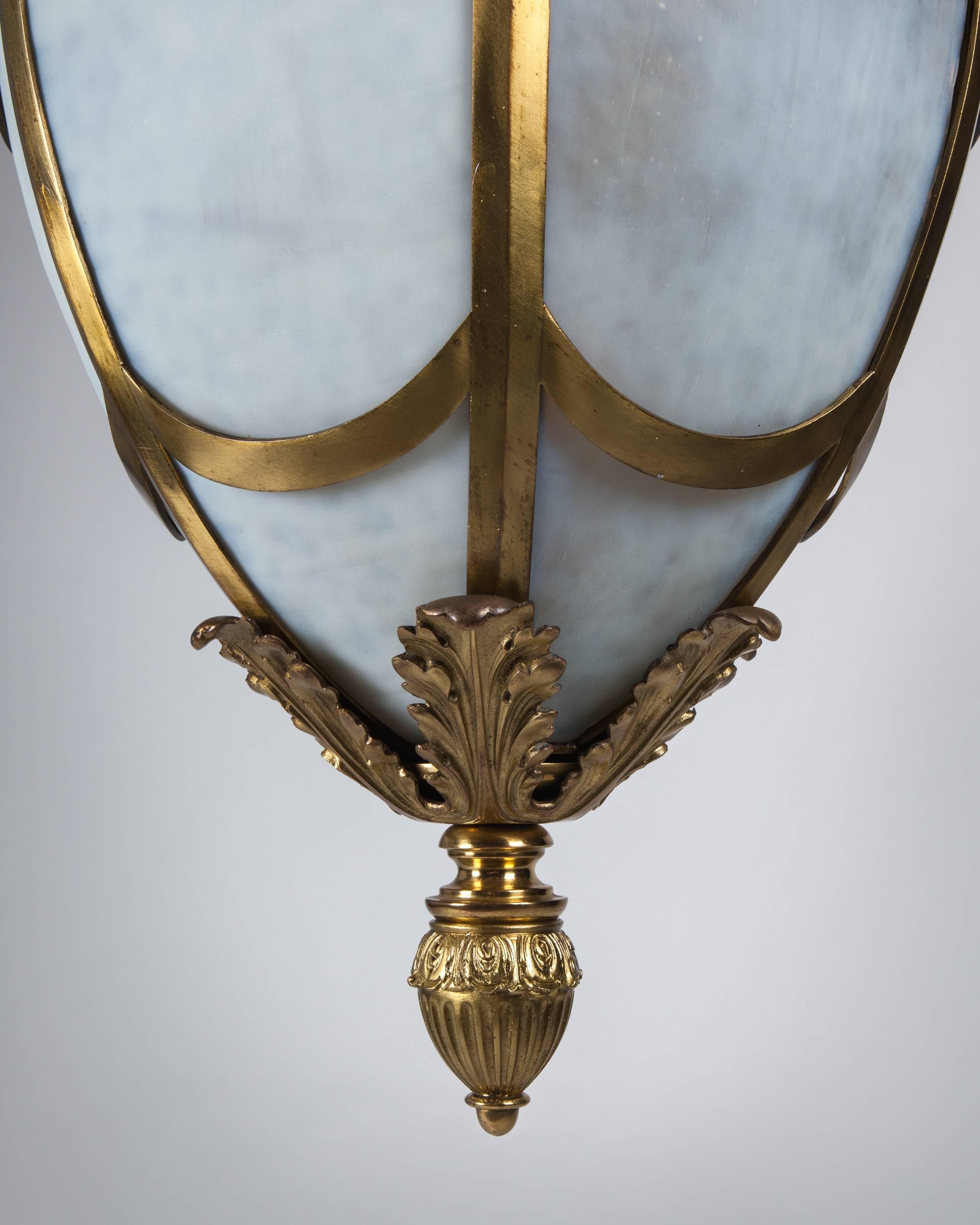 Moulage Lampe à suspension ovale en bronze doré avec panneaux en verre opalin dépoli incurvés, vers 1890 en vente