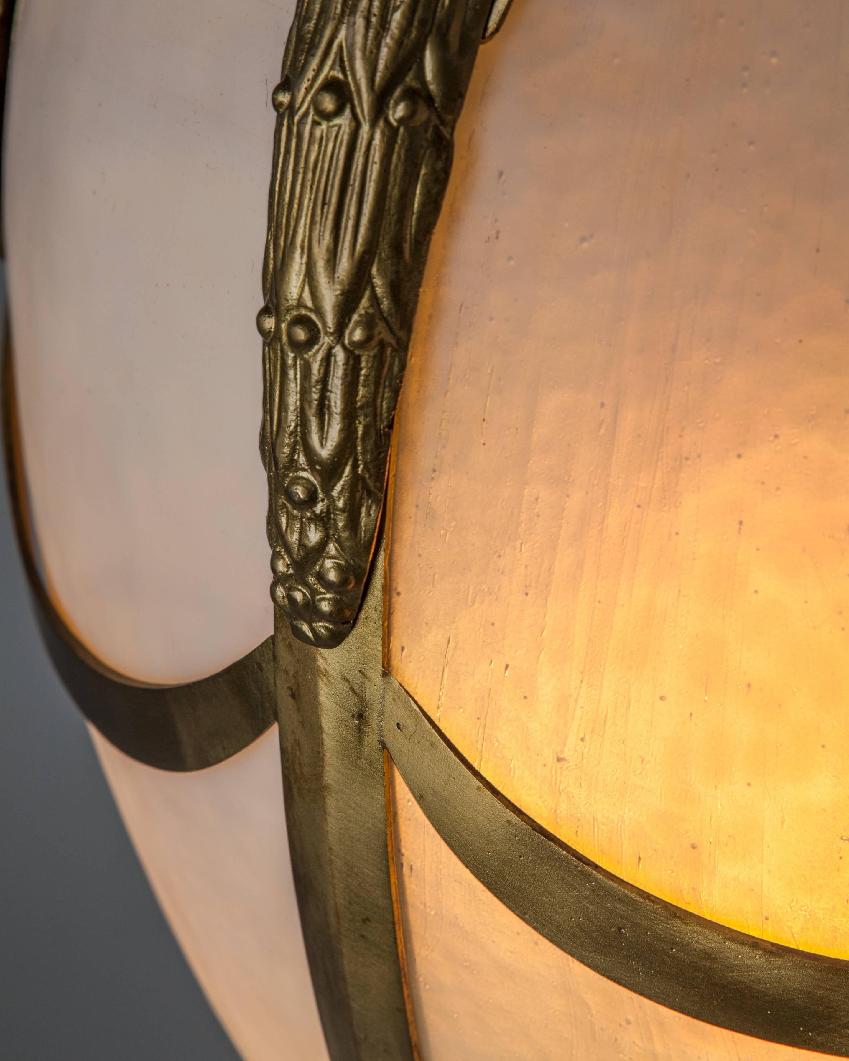 XIXe siècle Lampe à suspension ovale en bronze doré avec panneaux en verre opalin dépoli incurvés, vers 1890 en vente