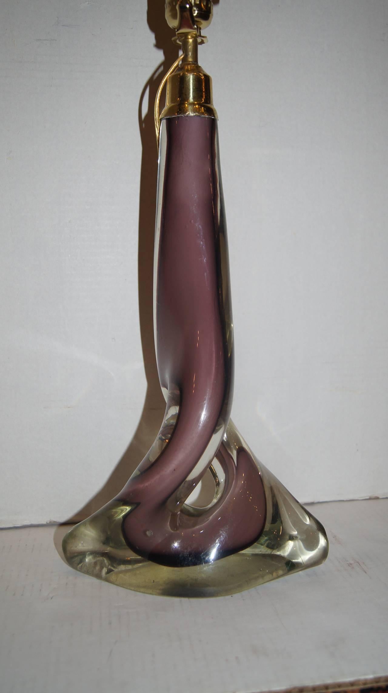 Une lampe unique de Murano du milieu du siècle, en verre améthyste et transparent. Très beau corps de forme sculpturale. Etat impeccable, recâblé.

Mesures :
Hauteur du corps seulement : 16