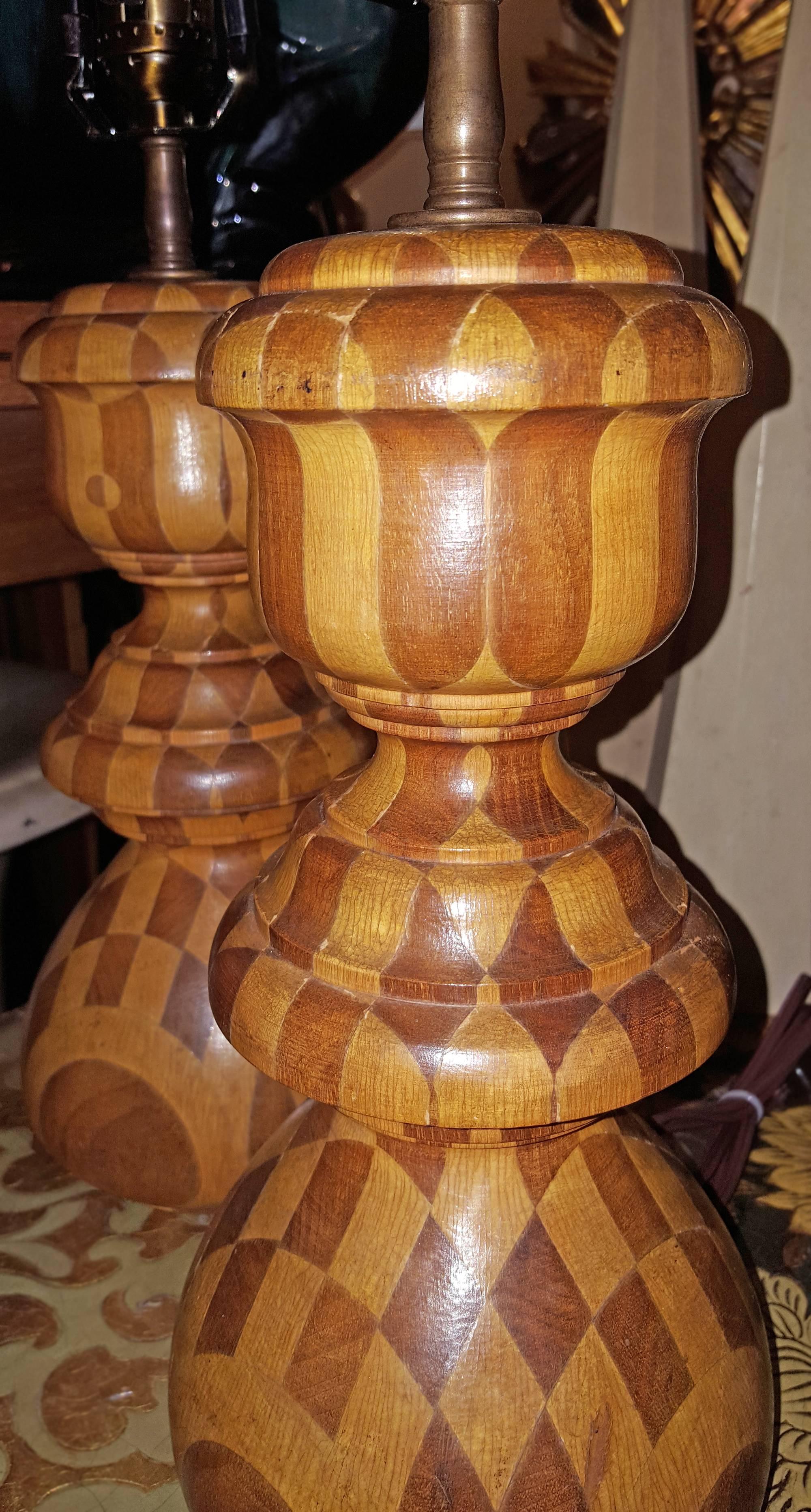 Paire de lampes de table américaines des années 1930, en bois incrusté de motifs en damier.

Mesures :
12.5