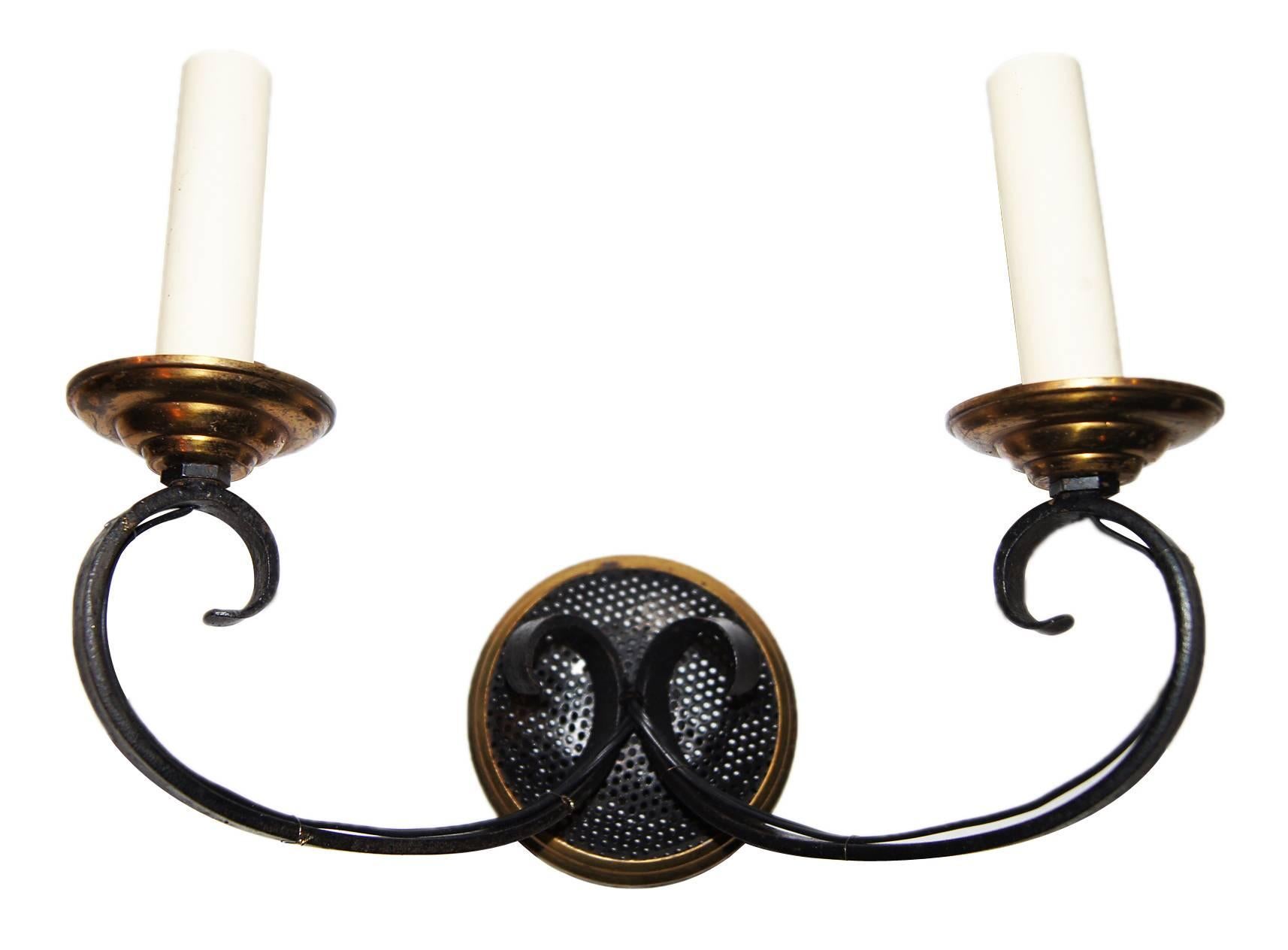 Pair of 1940s French Moderne style double-light sconces with original patina. Brass and black body.

Measurements:
10.5
