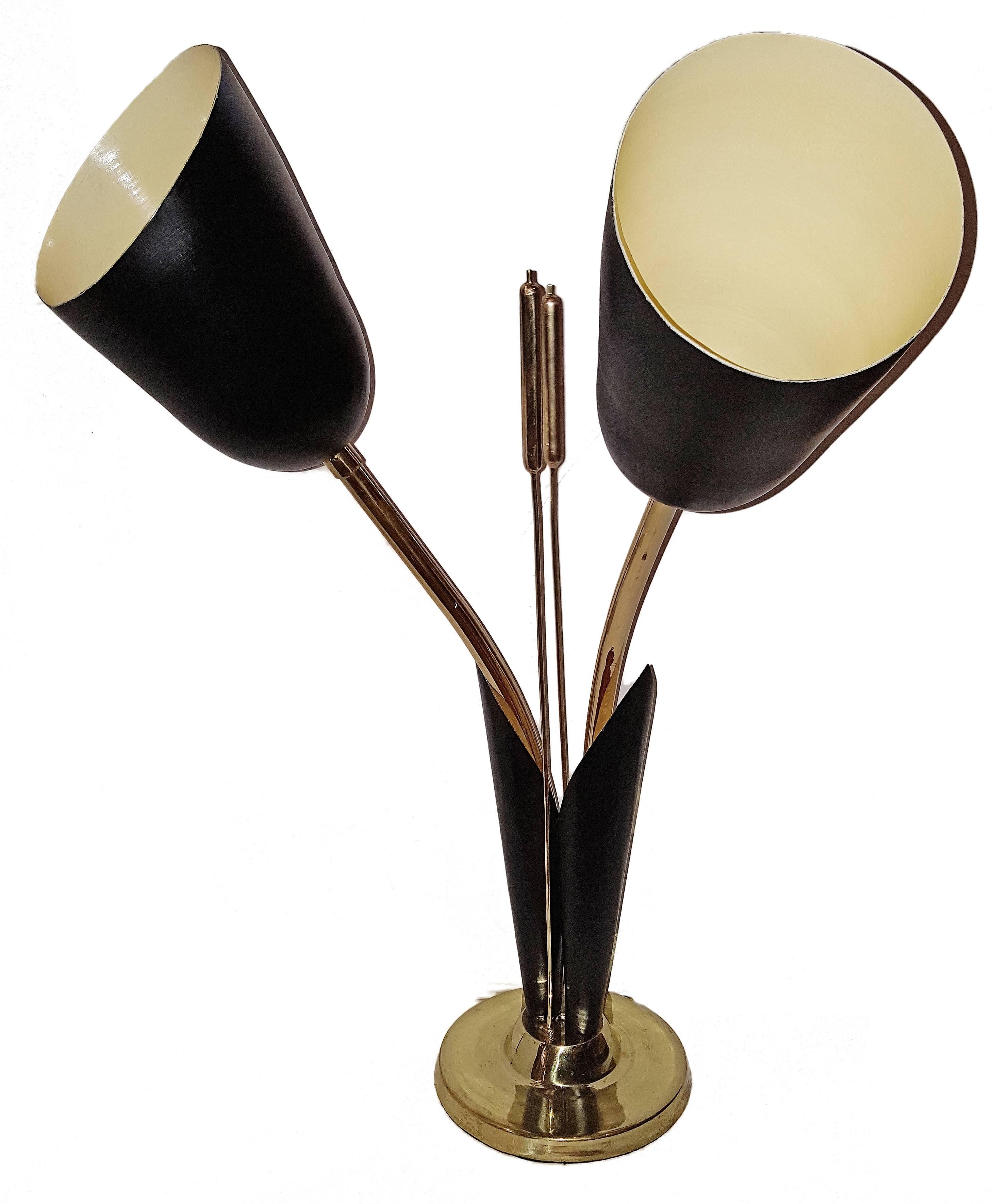 Paire de lampes italiennes dorées des années 1960 avec abat-jour en tole noire, queue de chat.
Mesures : 27
