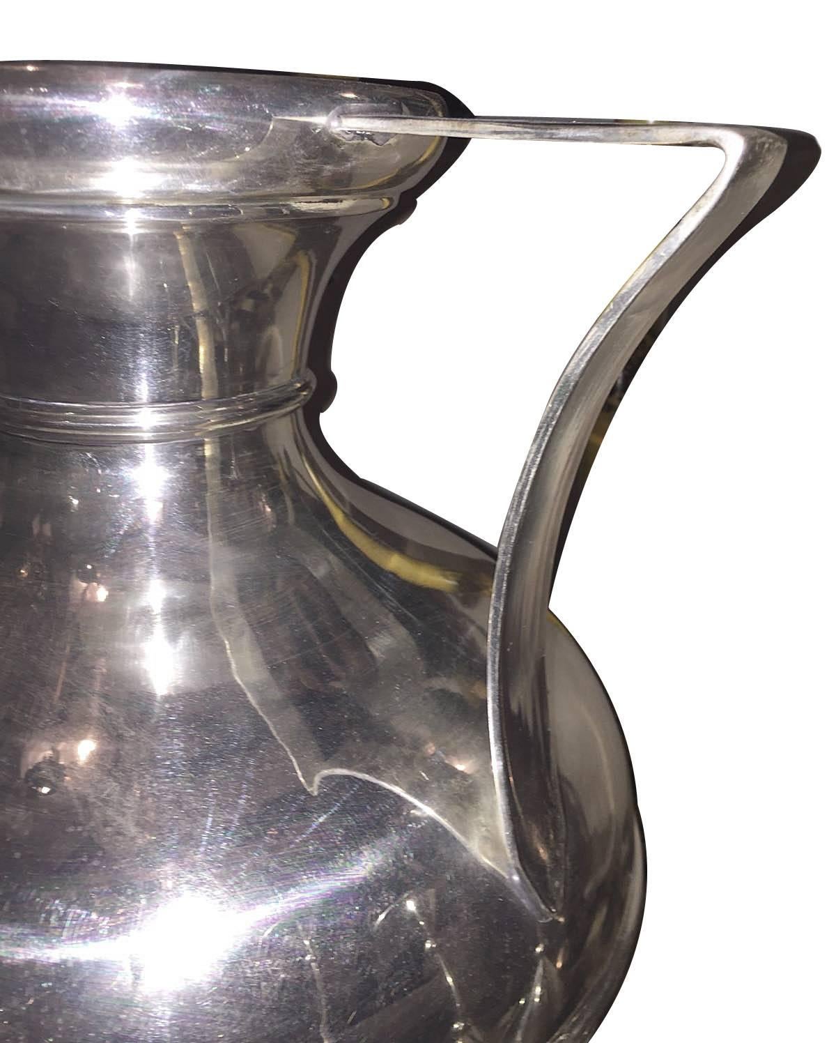 Une paire de vases Art Déco français en métal argenté, avec des poignées surdimensionnées.

Mesures :
hauteur de 13