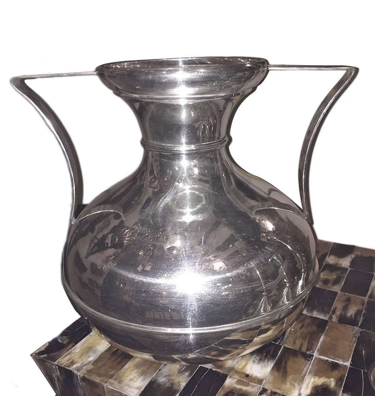 Anglais Paire de vases français en métal argenté en vente