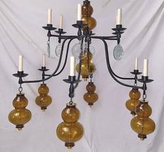 Grand lustre en fer forgé avec éléments en verre