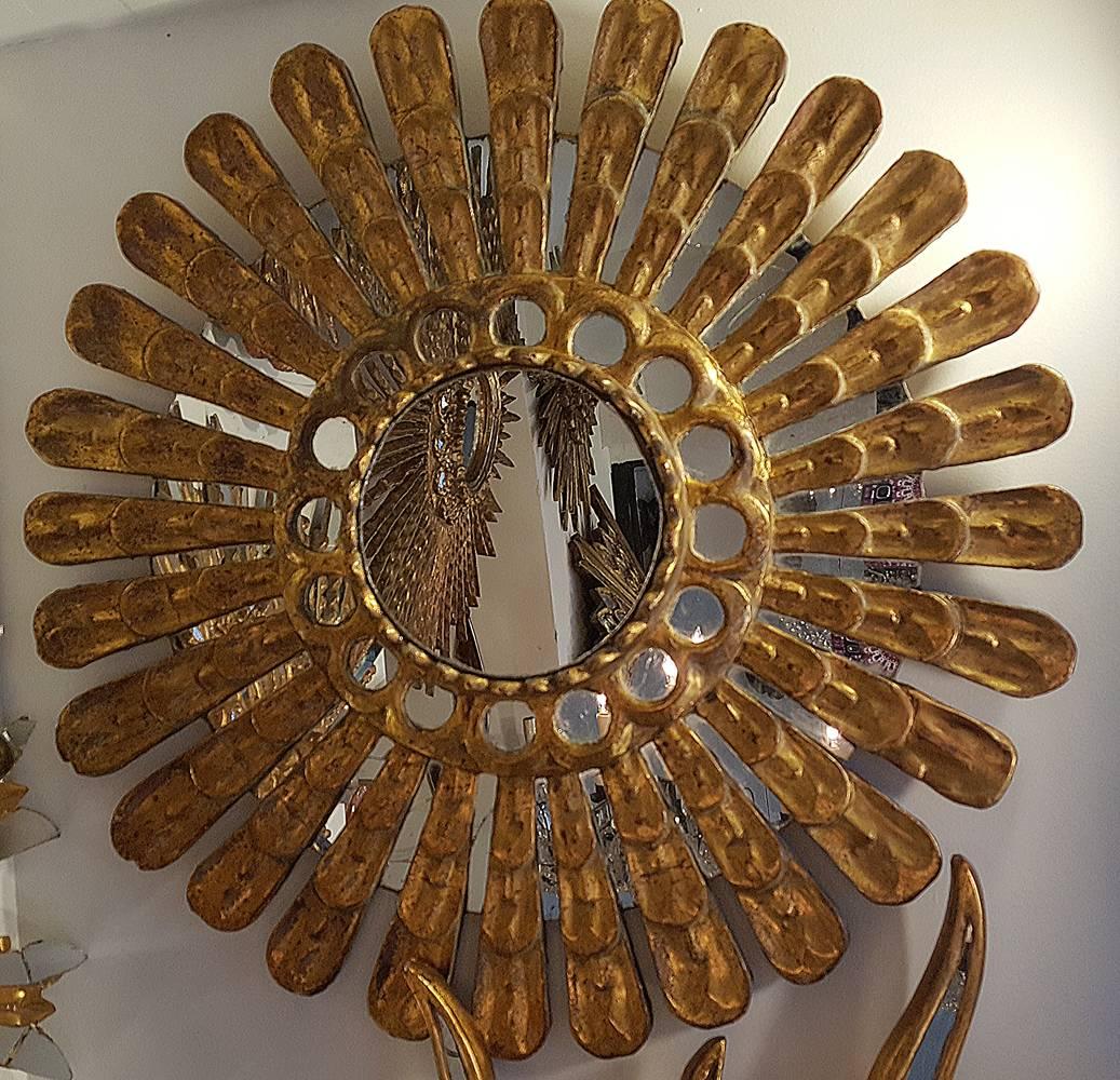 Un miroir en bois doré espagnol datant d'environ 1900 avec des inserts de miroir et une patine originale.

Mesures :
Diamètre 24