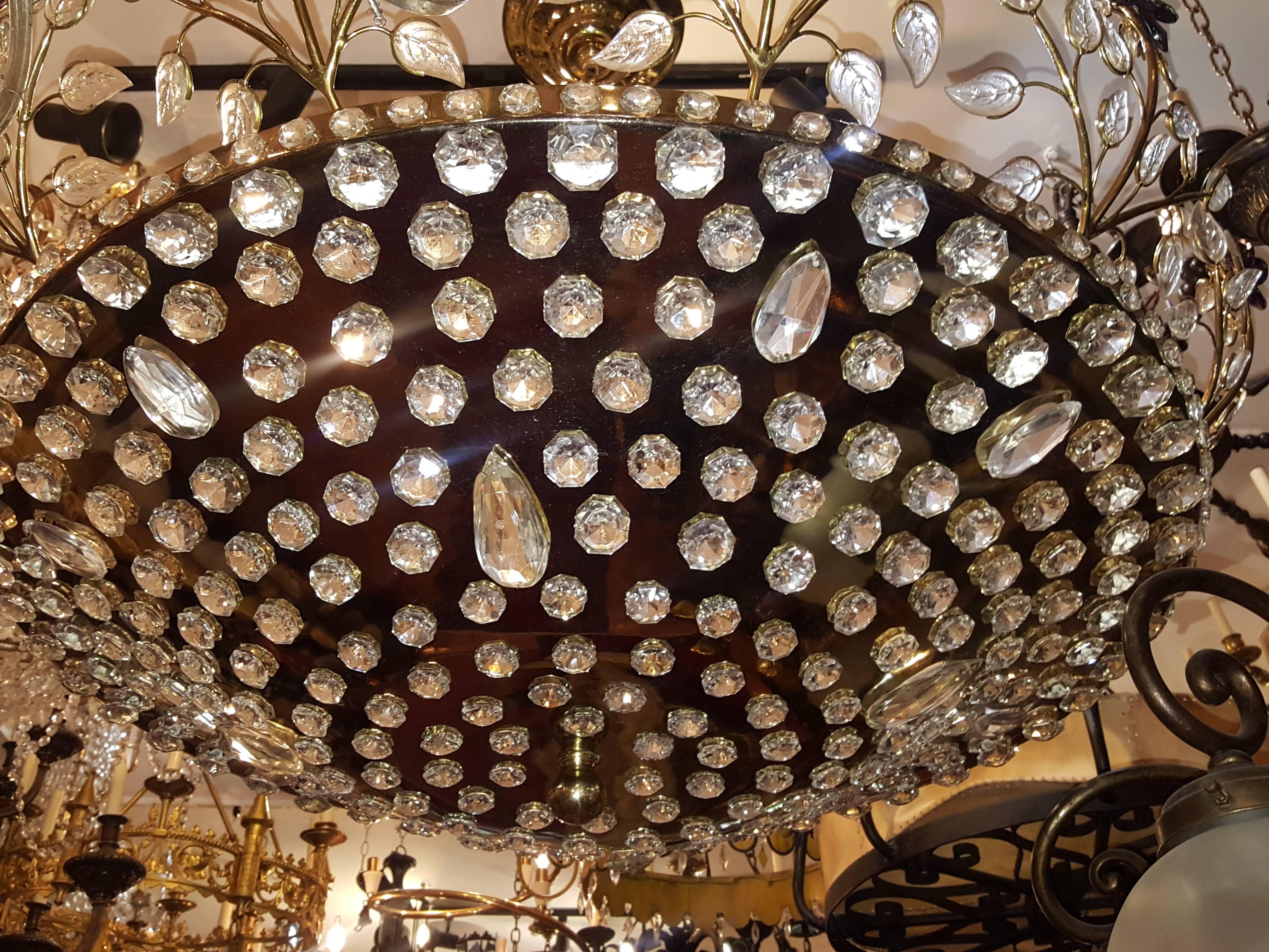 Milieu du XXe siècle Grand luminaire doré avec fleurs en cristal d'améthyste en vente