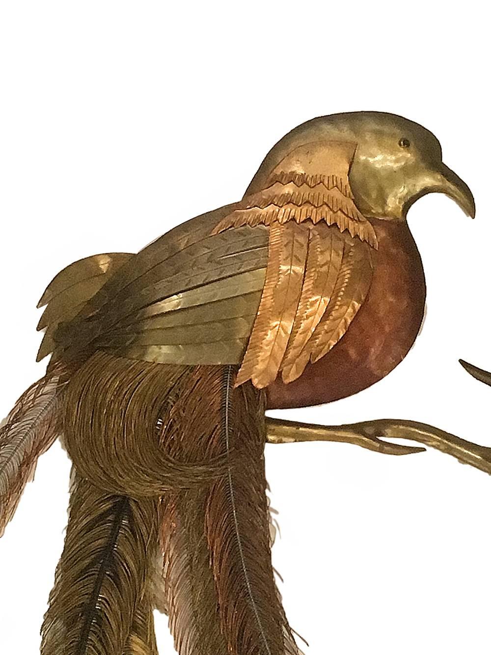 Coppia di sculture da parete di uccelli in metallo misto degli anni '60 americani. Il corpo è in ottone, in rame, con decorazioni smaltate e con diverse finiture patinate. Le code sono realizzate con singoli fili di metallo che creano un effetto