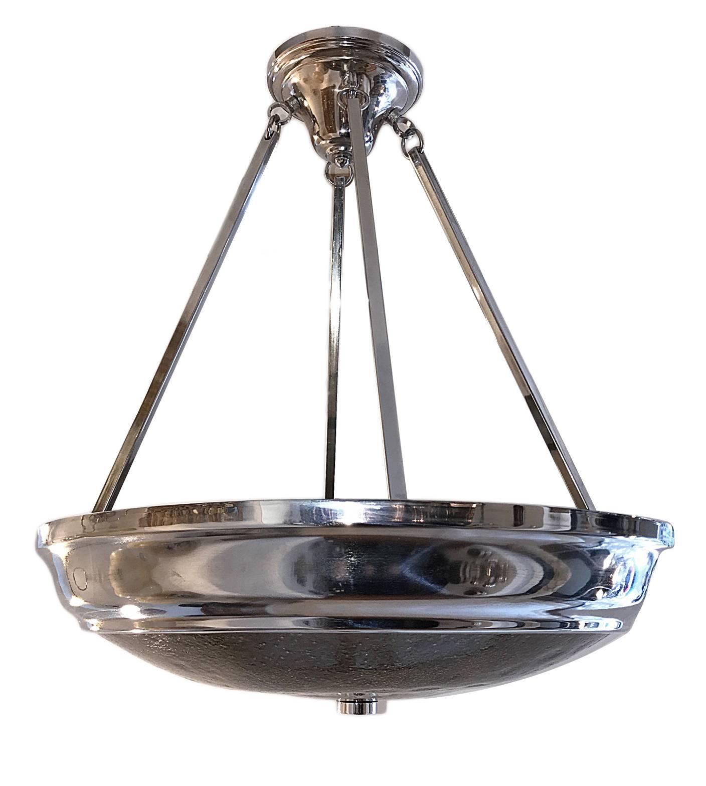 Coppia di lampade francesi degli anni '60 placcate in nichel con inserti in vetro artistico in tonalità fumo. 4 lampadine Edison ciascuna 

Misure:
Diametro 22
Altezza di 24 pollici.
