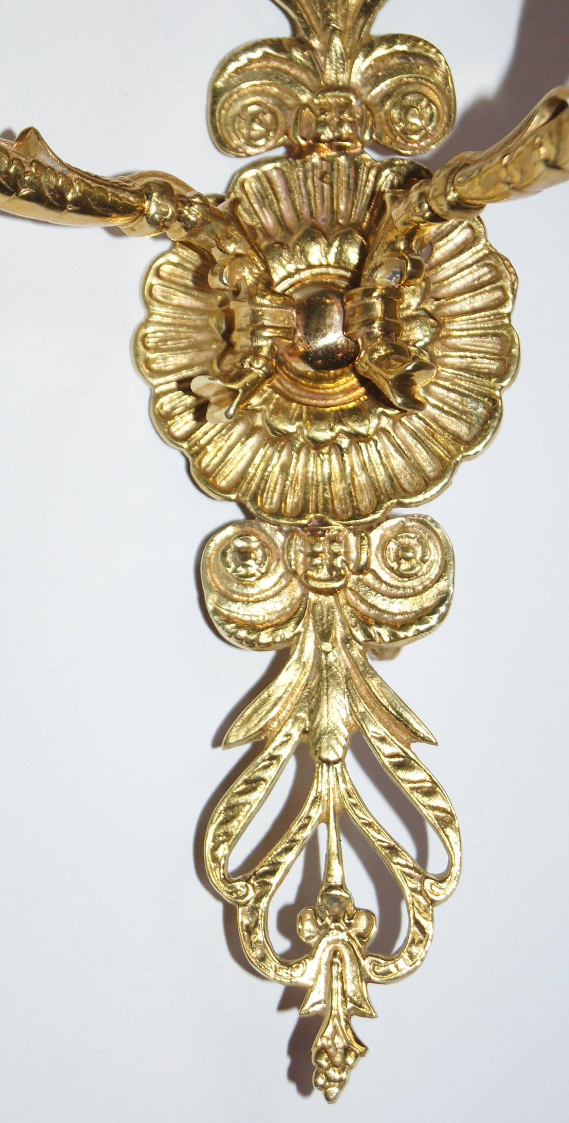 Pareja de apliques imperio franceses de 1900 con acabado dorado.

Medidas:
Altura:14