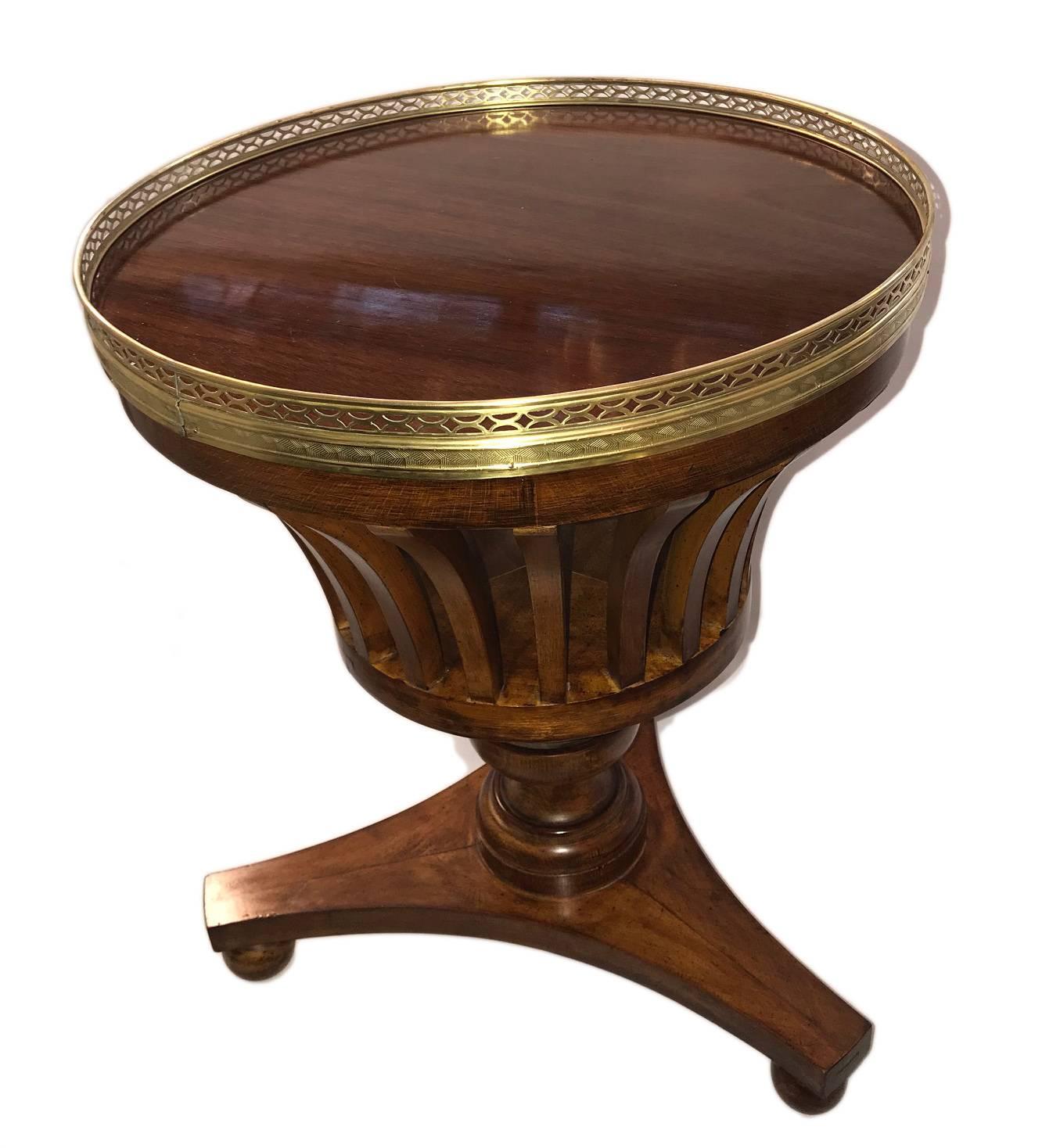 Early 20th Century Pair of English Mahogany Side Tables