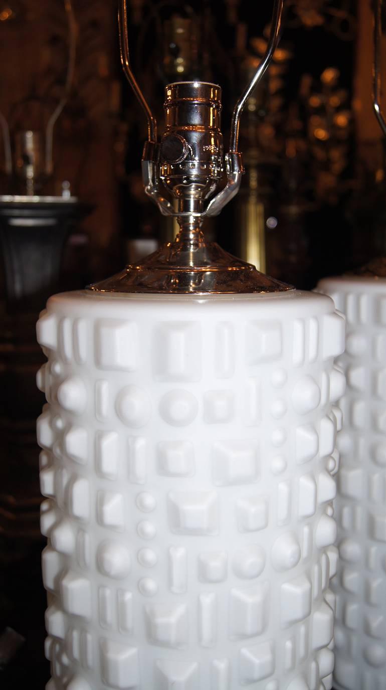 Pair of White Molded Glass Table Lamps In Excellent Condition For Sale In New York, NY