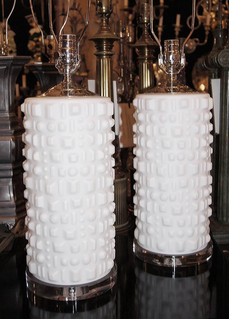 Paar weiße Tischlampen aus geformtem Glas im Angebot 1