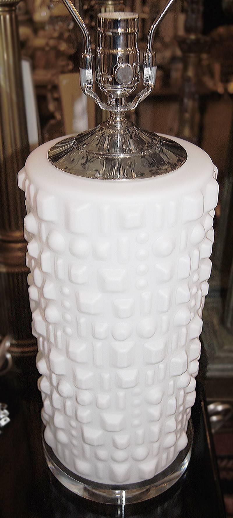 Paar weiße Tischlampen aus geformtem Glas (Mitte des 20. Jahrhunderts) im Angebot